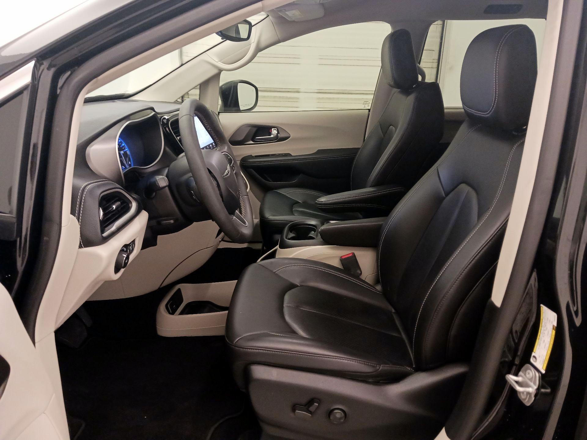 Thumbnail: 2023 Chrysler Pacifica - 9