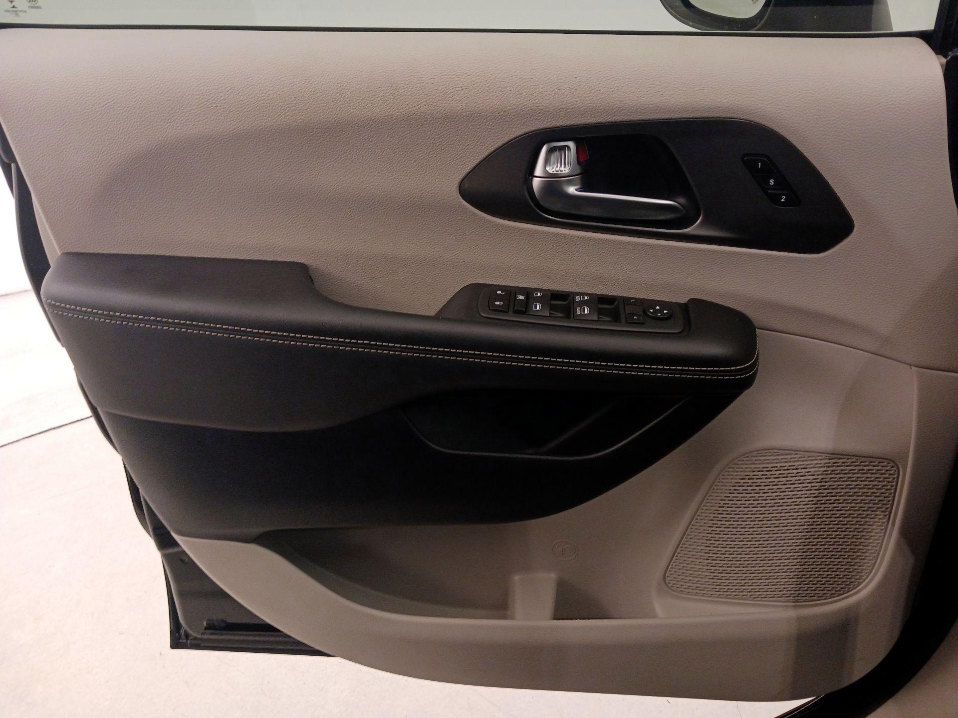 Thumbnail: 2023 Chrysler Pacifica - 10