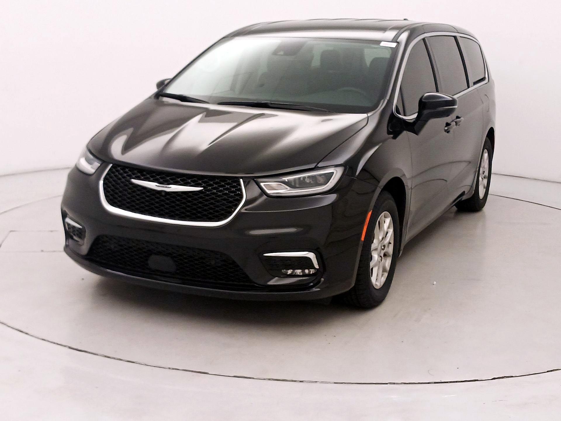 Thumbnail: 2023 Chrysler Pacifica - 3