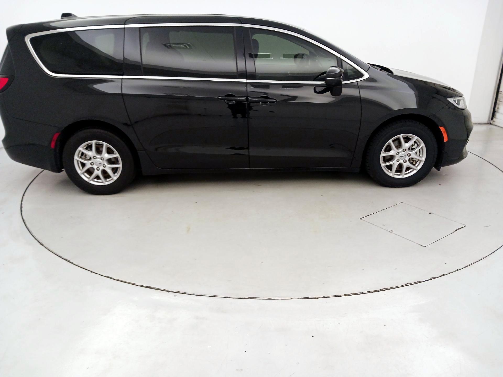 Thumbnail: 2023 Chrysler Pacifica - 4