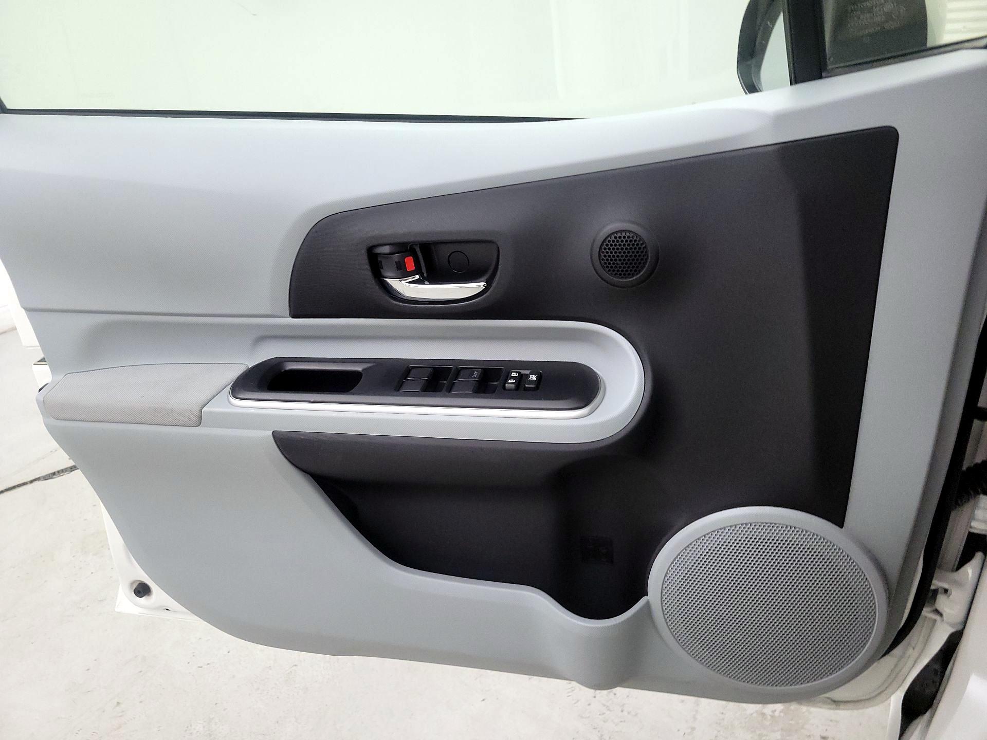 Thumbnail: 2014 Toyota Prius c - 12