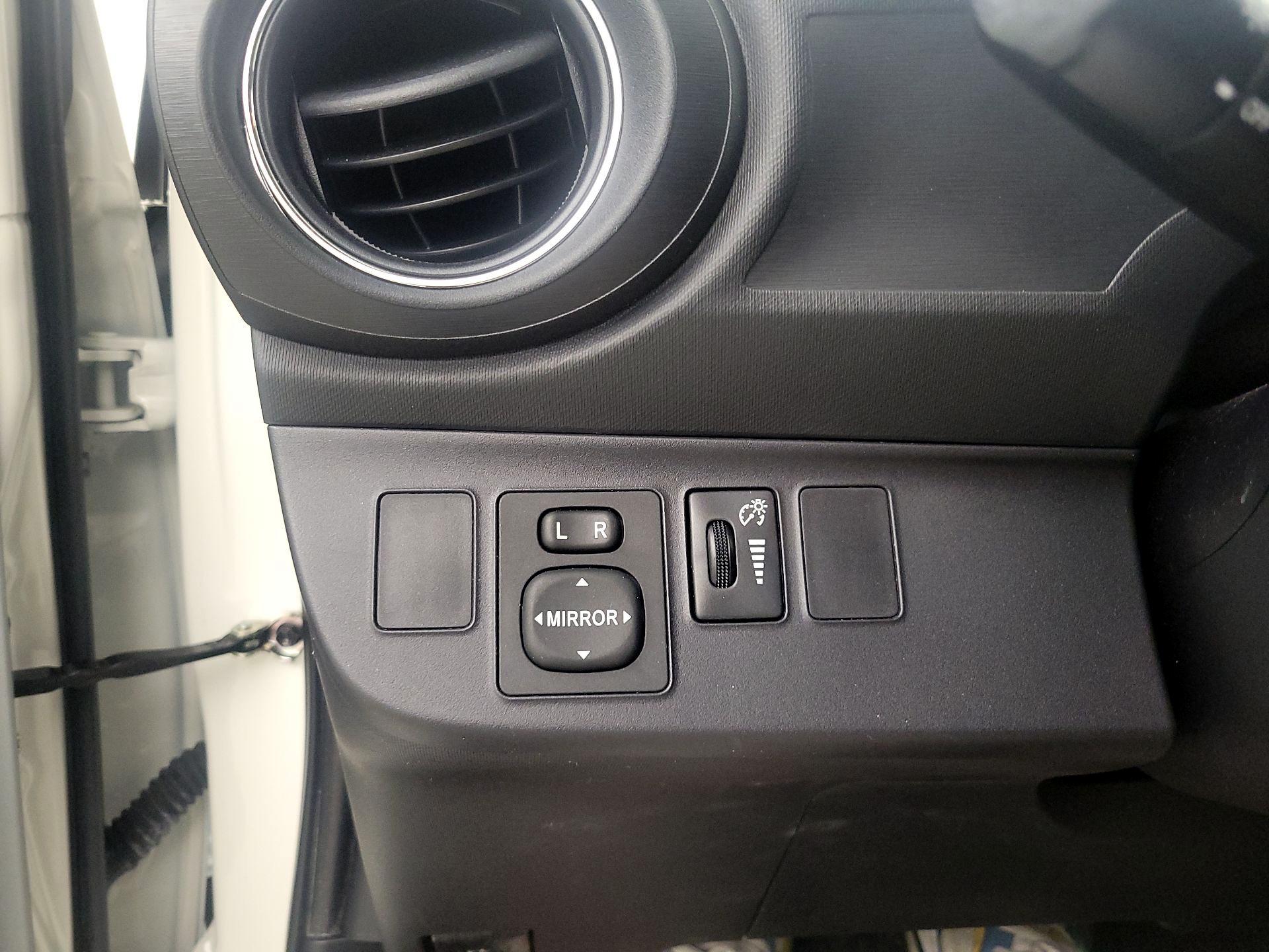 Thumbnail: 2014 Toyota Prius c - 13