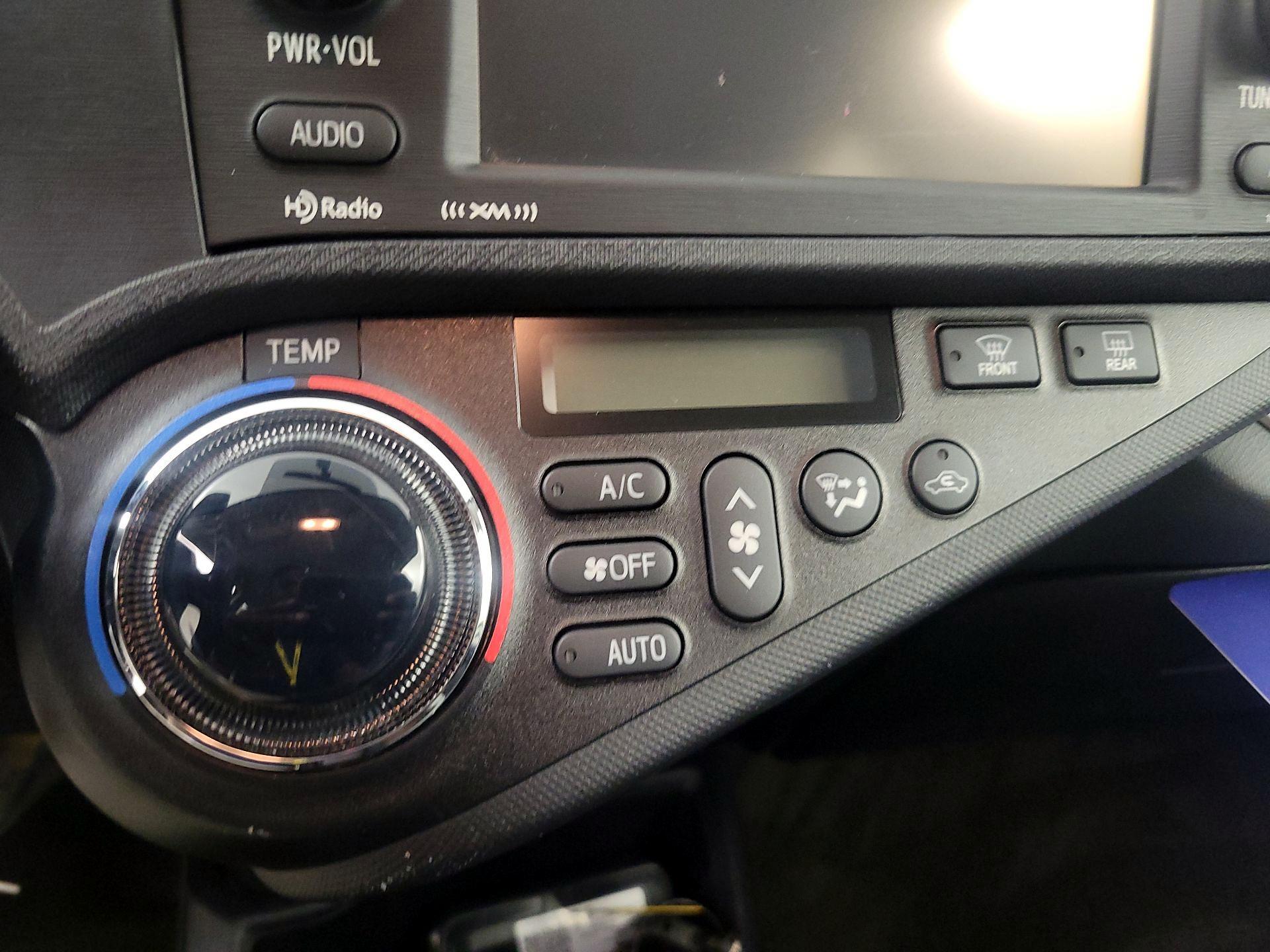 Thumbnail: 2014 Toyota Prius c - 15