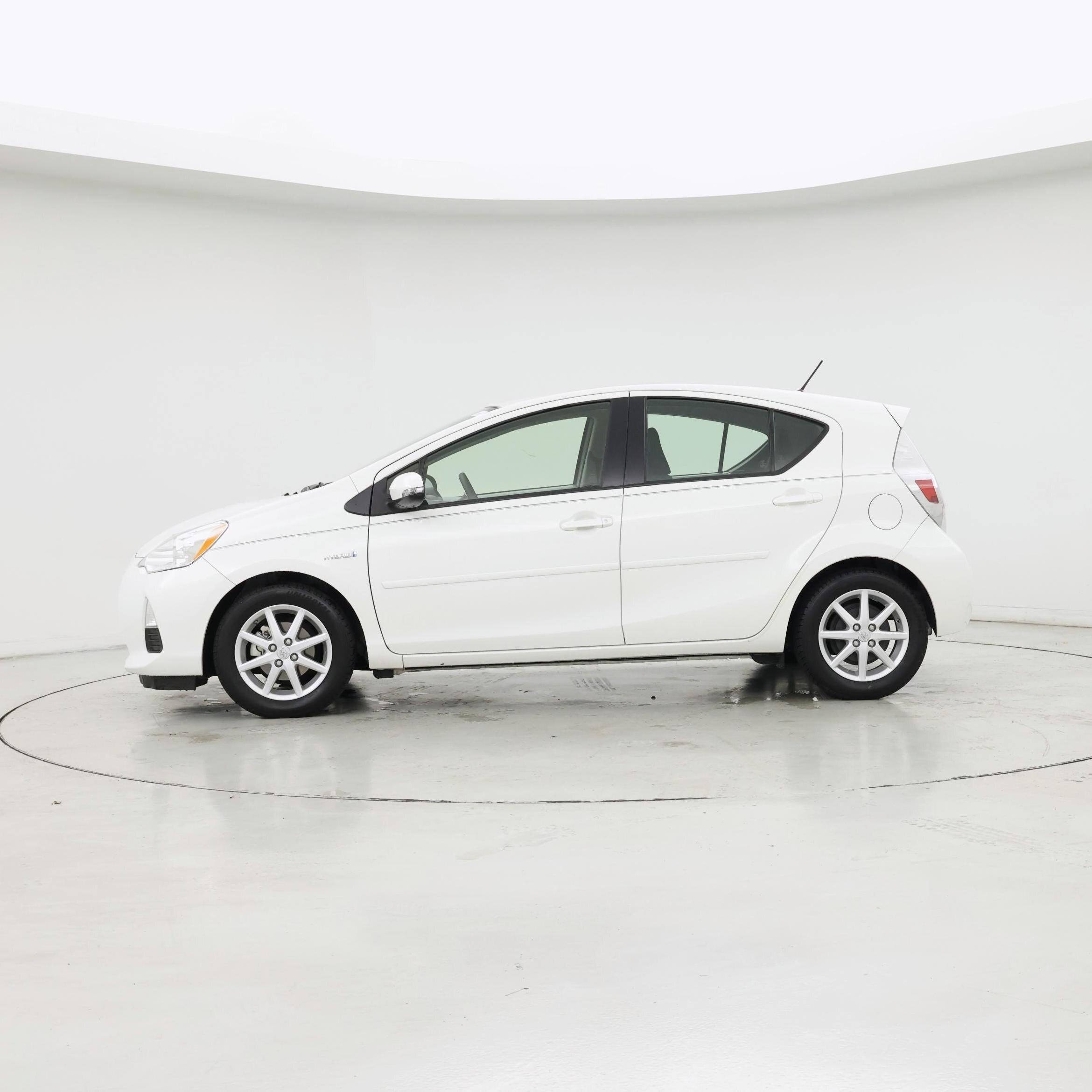 Thumbnail: 2014 Toyota Prius c - 3
