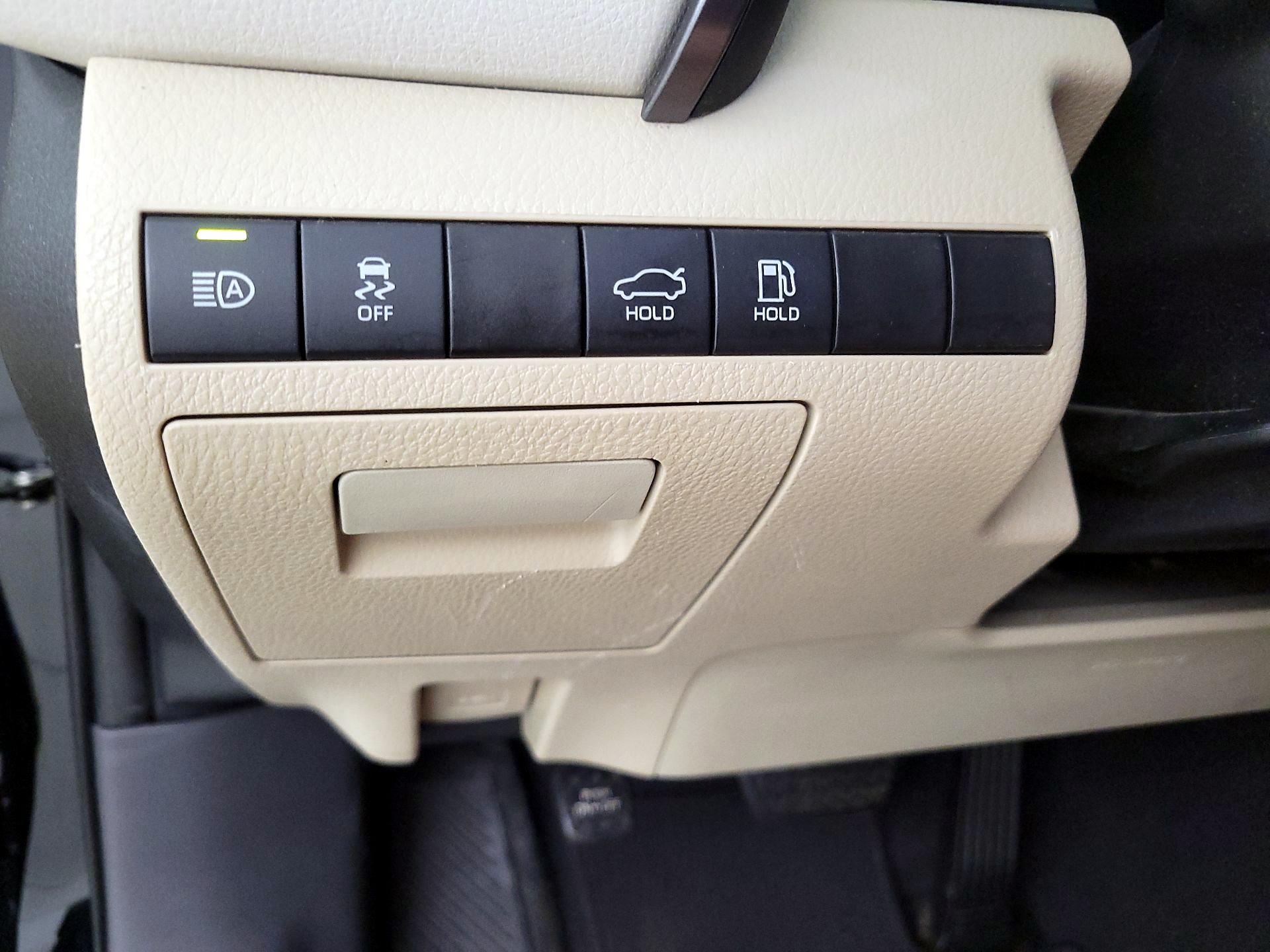 Thumbnail: 2019 Toyota Camry - 11