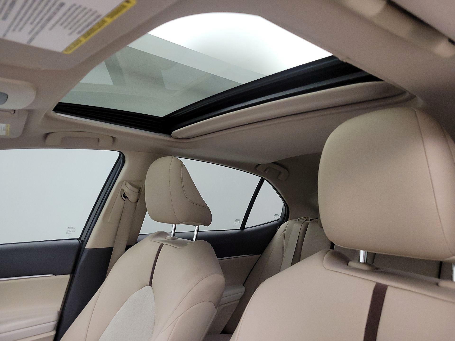 Thumbnail: 2019 Toyota Camry - 17