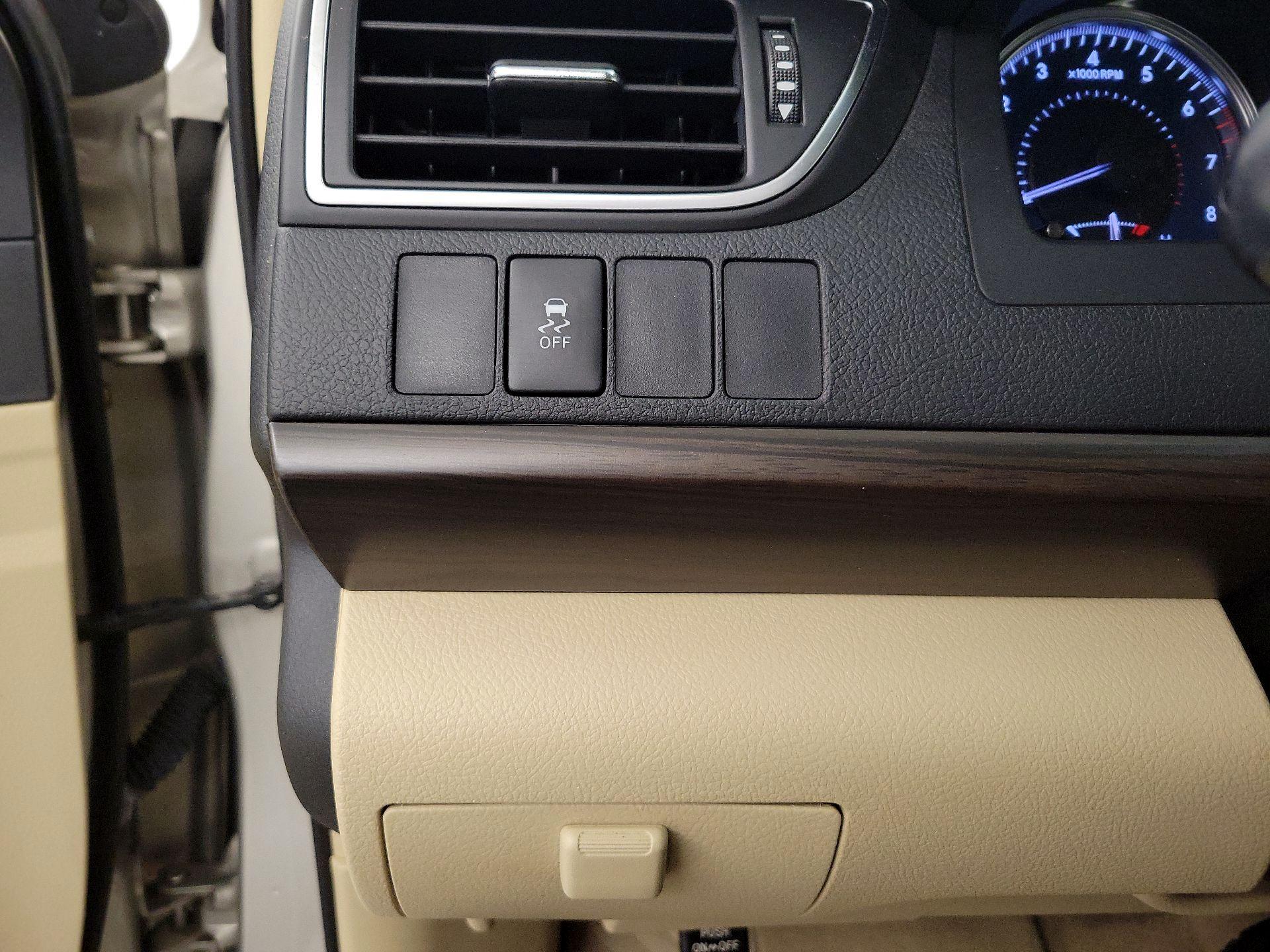 Thumbnail: 2016 Toyota Camry - 13