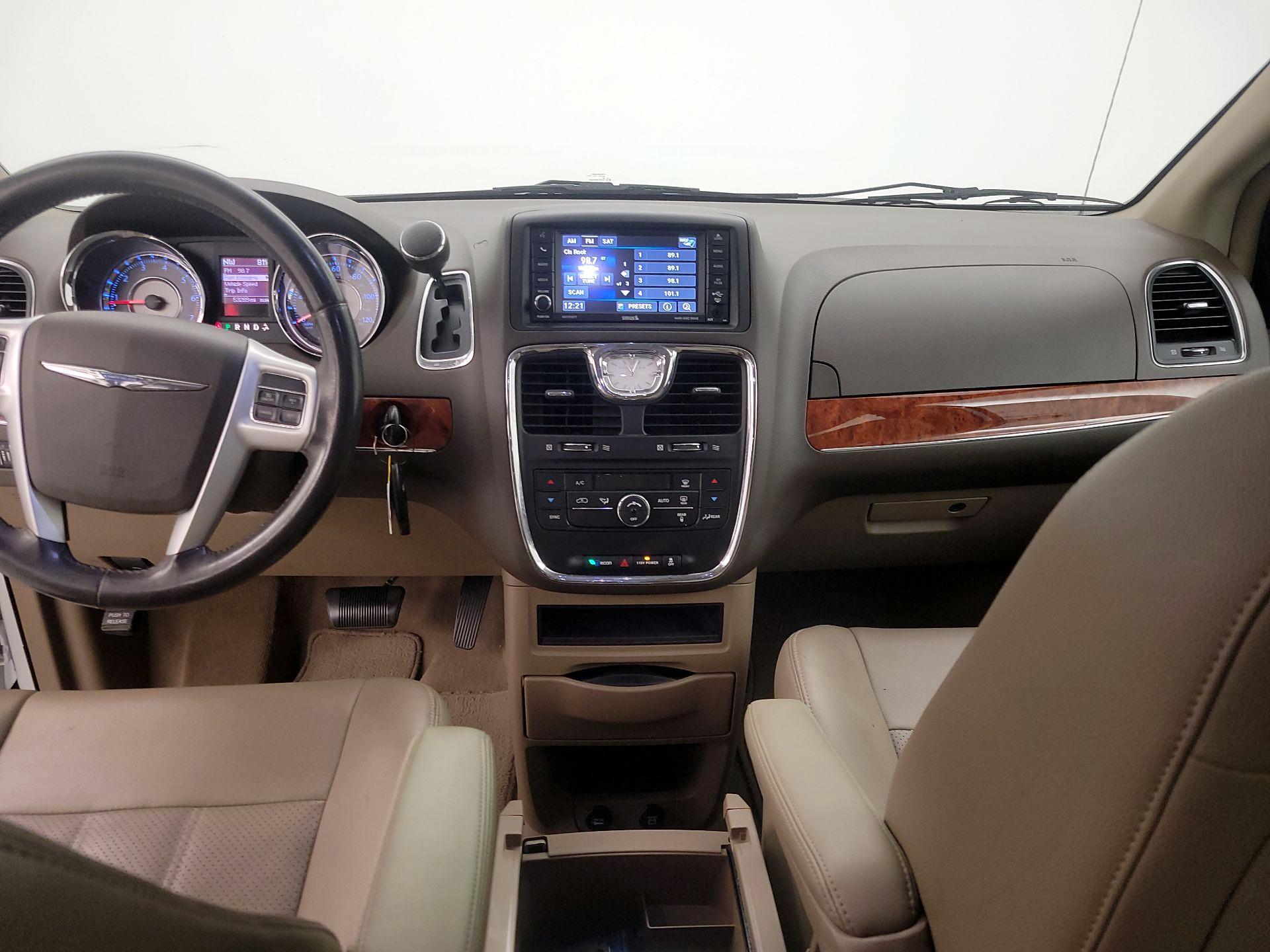 Thumbnail: 2014 Chrysler Town & Country - 9