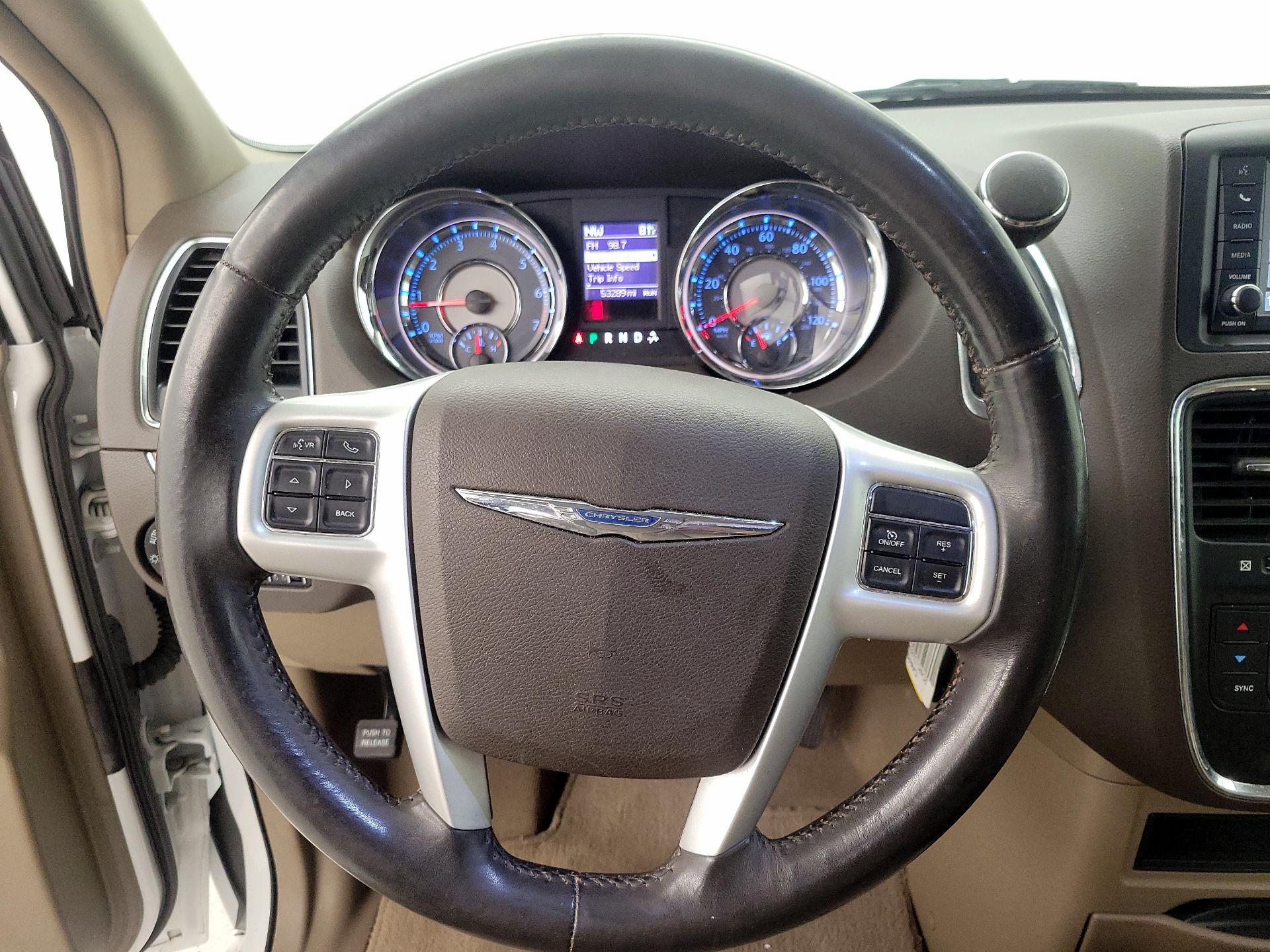 Thumbnail: 2014 Chrysler Town & Country - 10