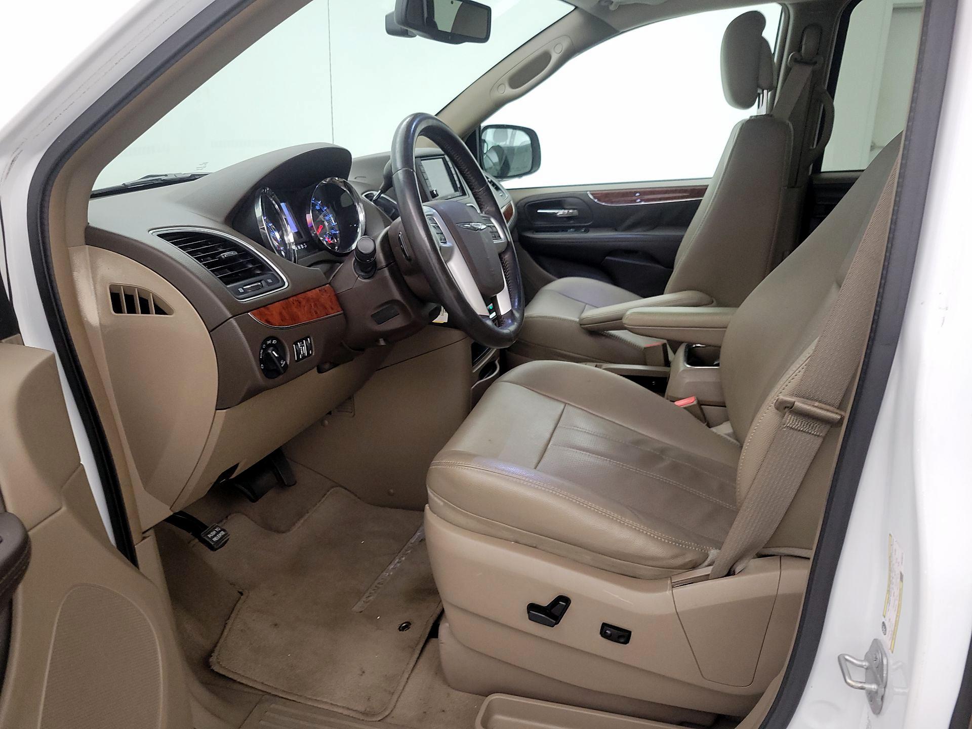 Thumbnail: 2014 Chrysler Town & Country - 11