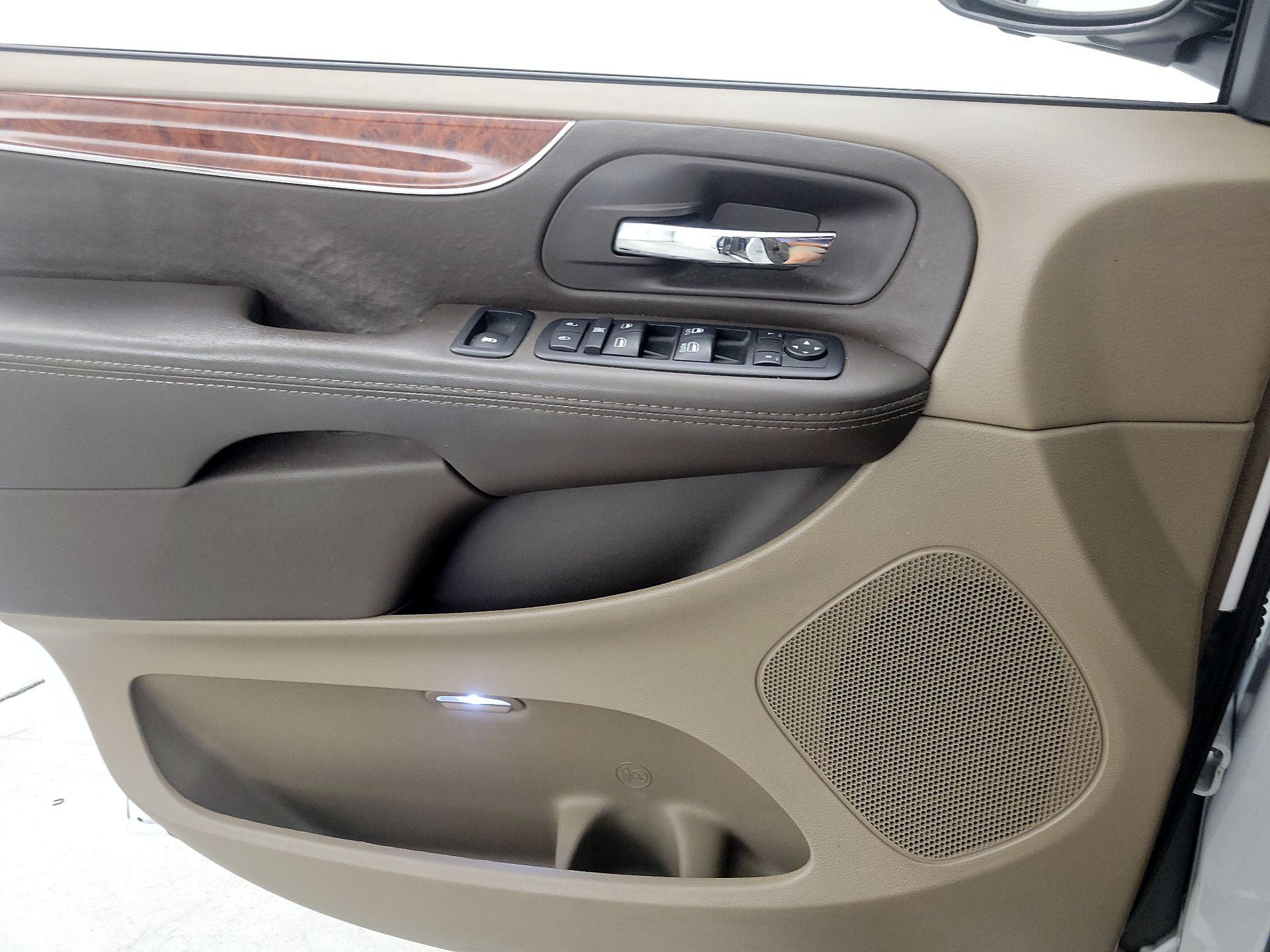 Thumbnail: 2014 Chrysler Town & Country - 12