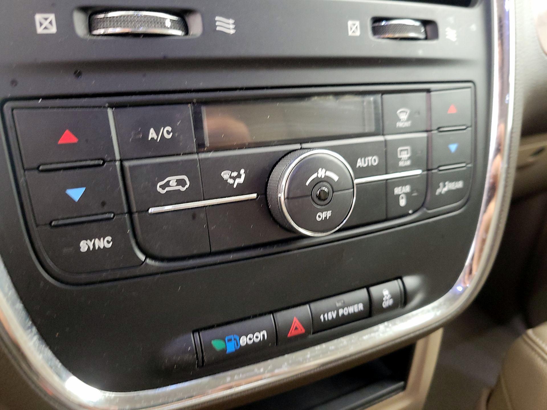 Thumbnail: 2014 Chrysler Town & Country - 16