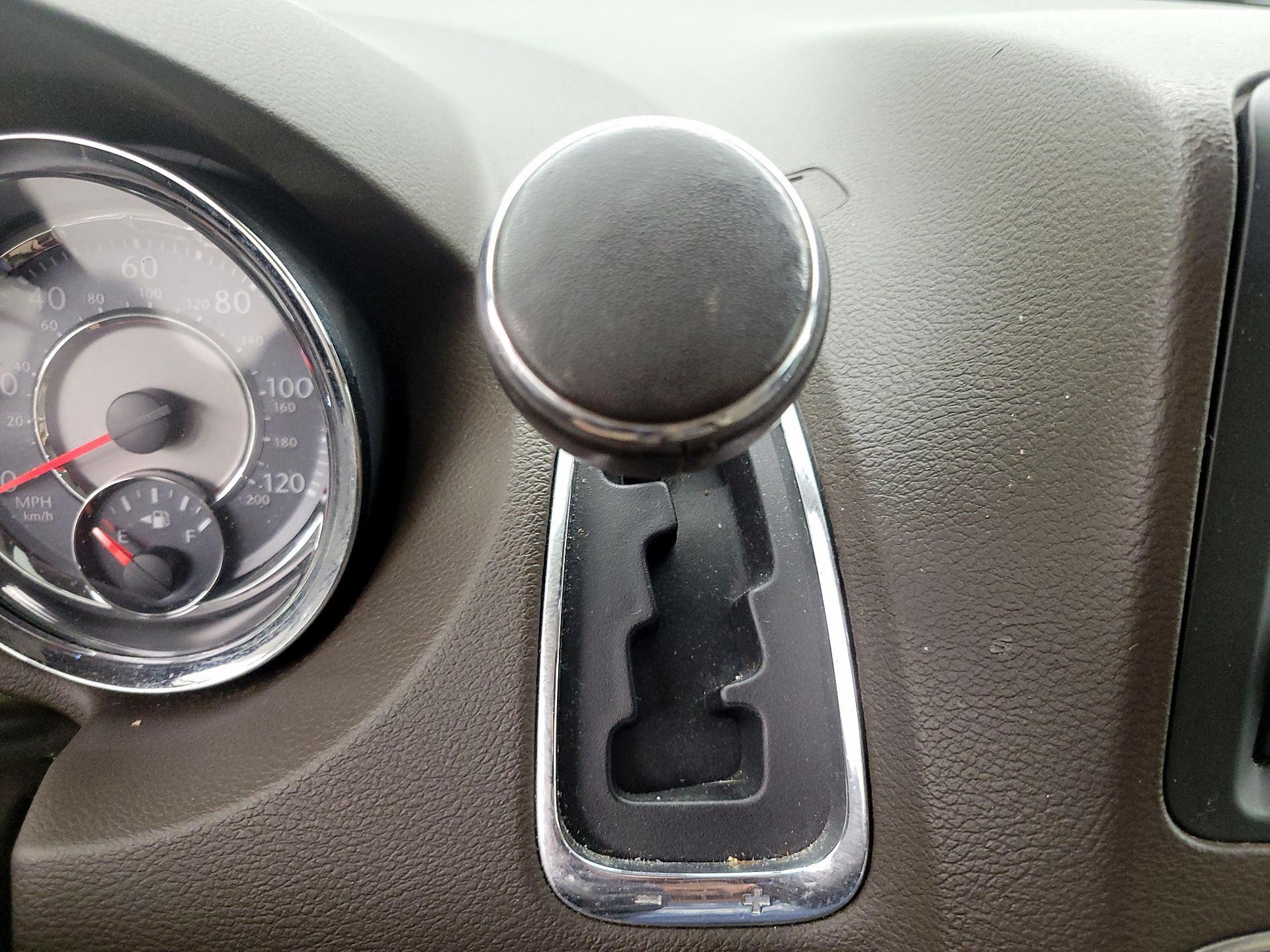 Thumbnail: 2014 Chrysler Town & Country - 17