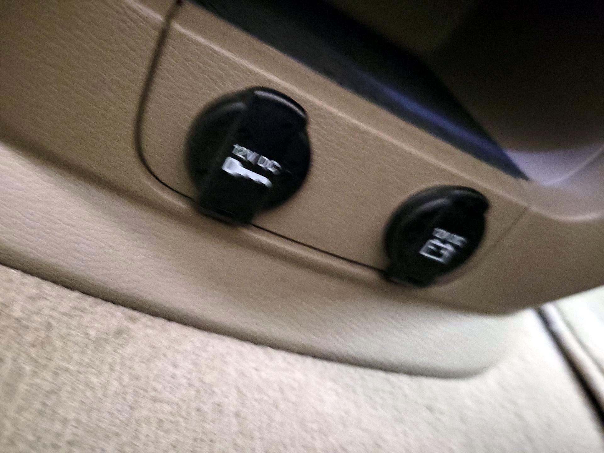 Thumbnail: 2014 Chrysler Town & Country - 18