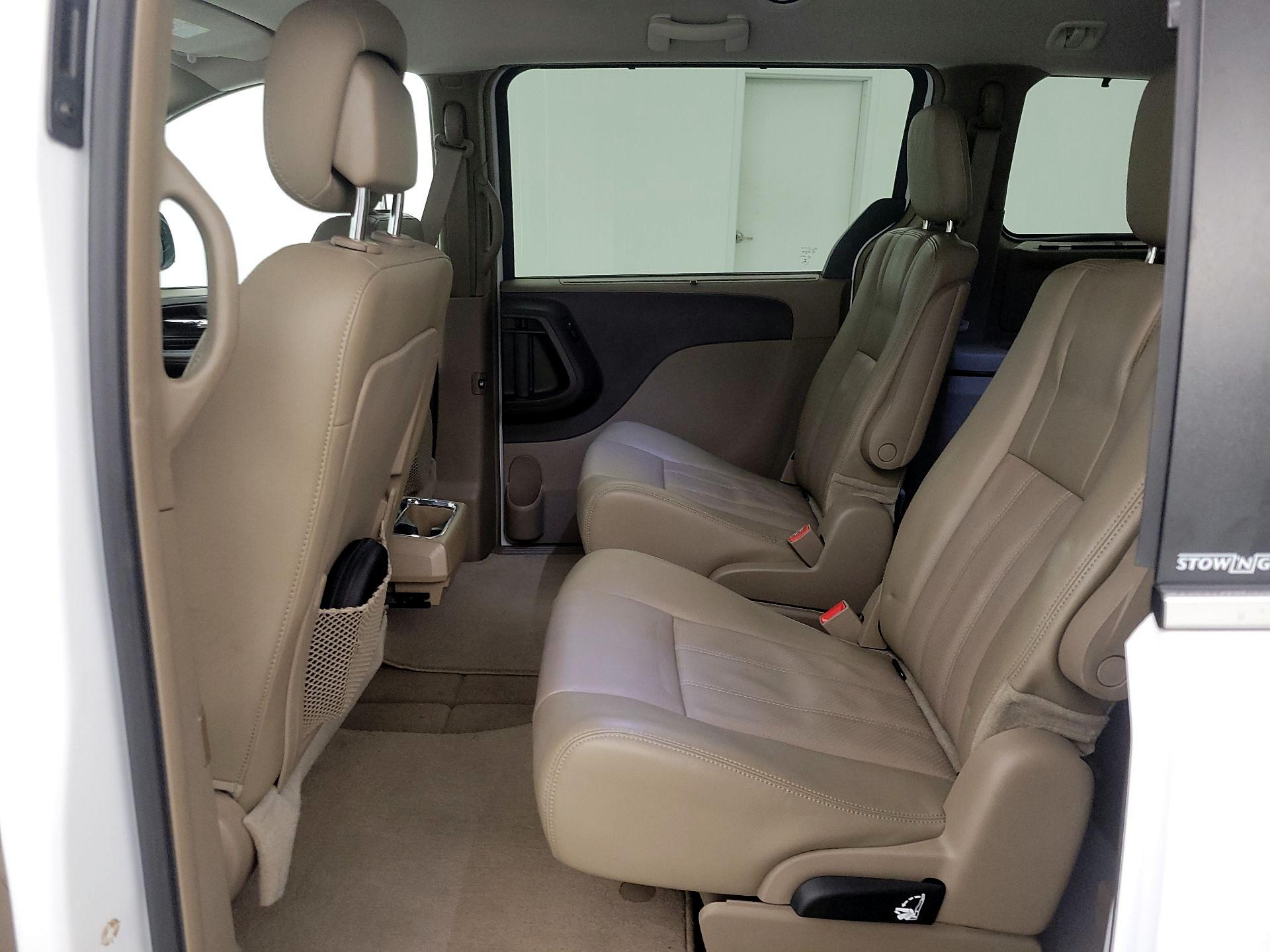 Thumbnail: 2014 Chrysler Town & Country - 19