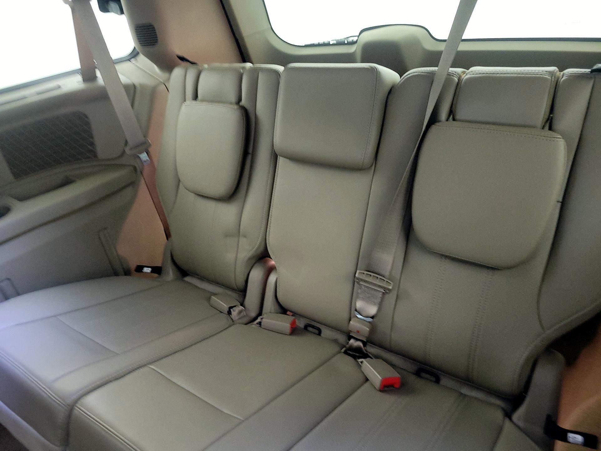 Thumbnail: 2014 Chrysler Town & Country - 20