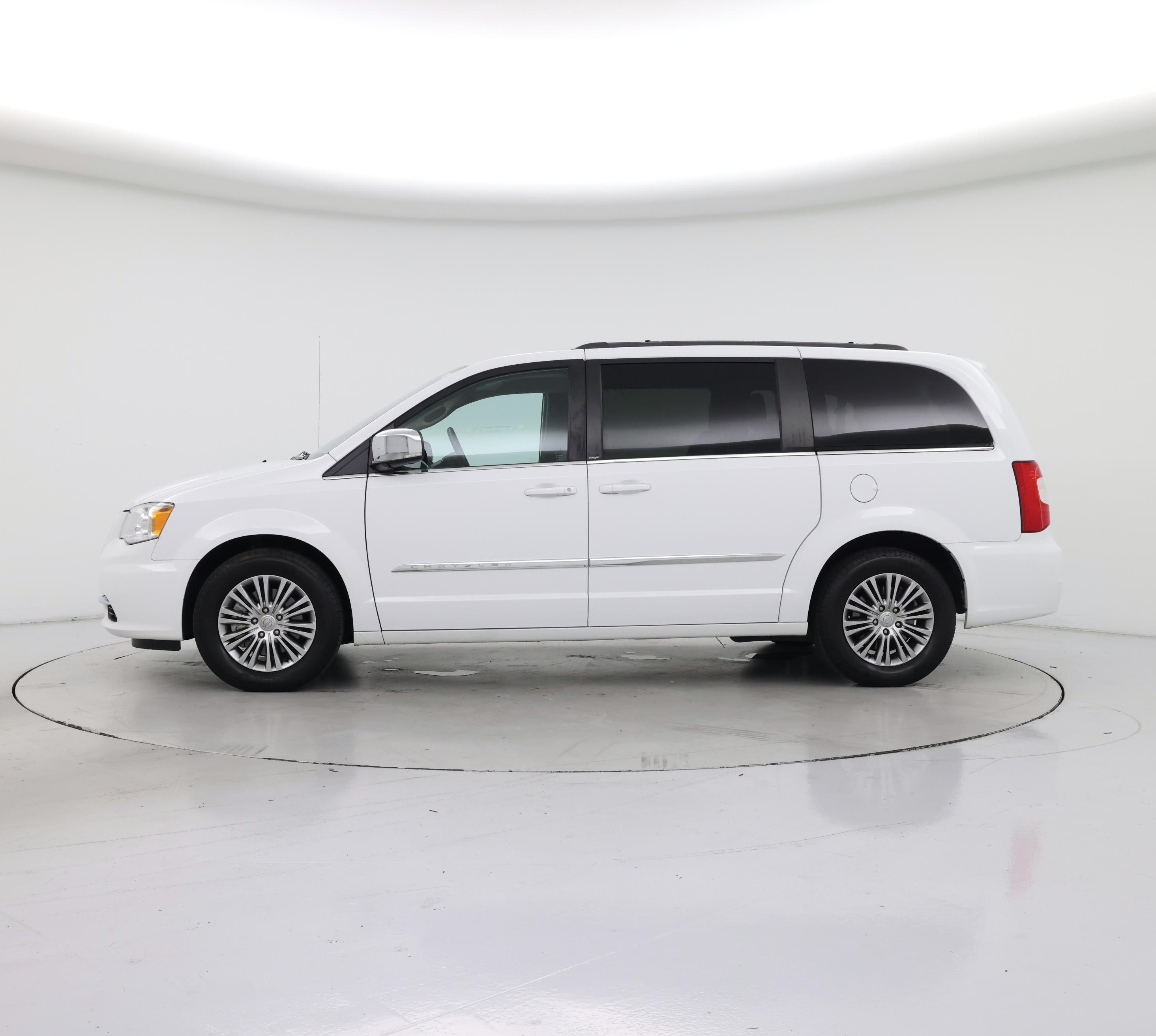 Thumbnail: 2014 Chrysler Town & Country - 3