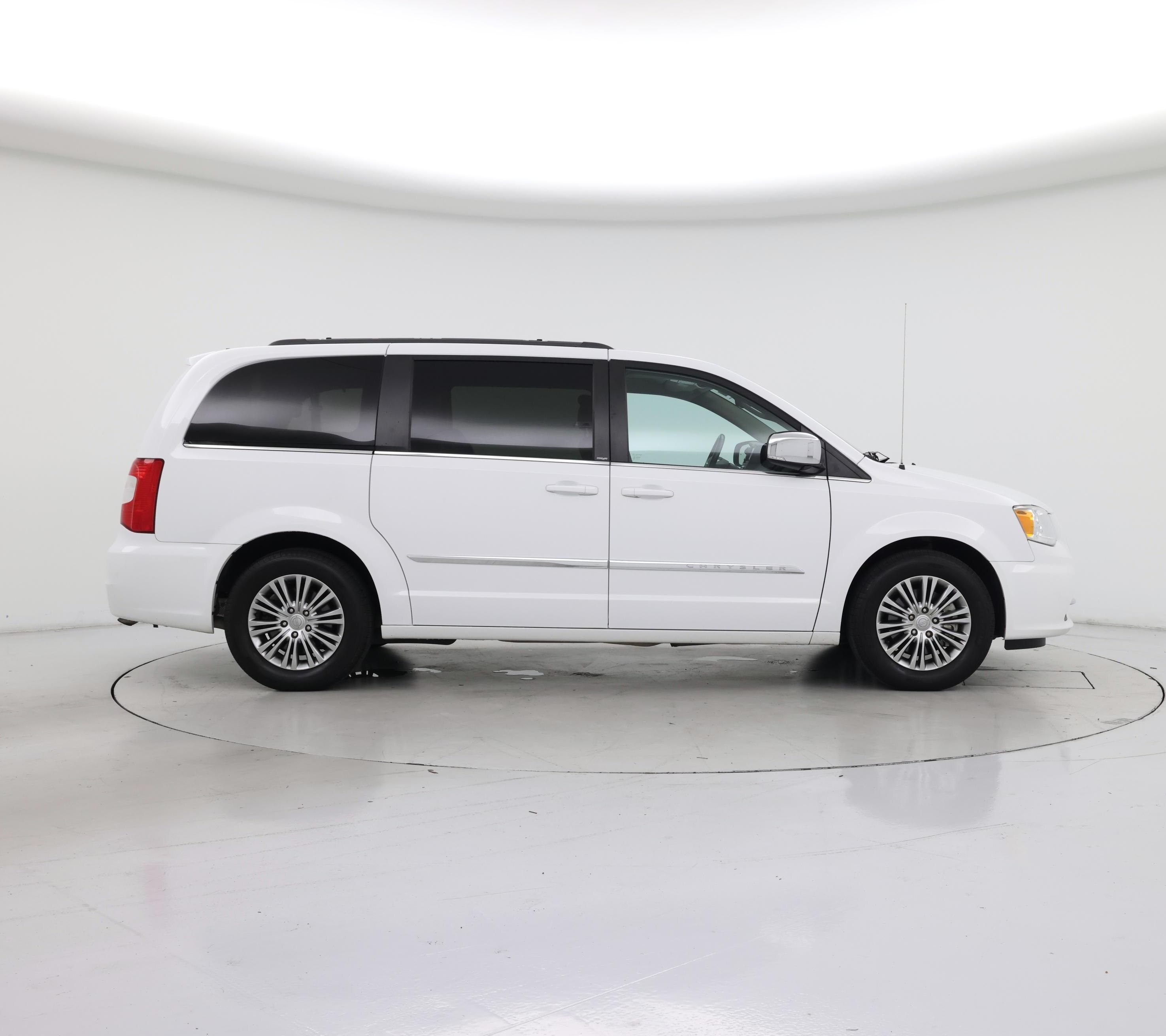 Thumbnail: 2014 Chrysler Town & Country - 7