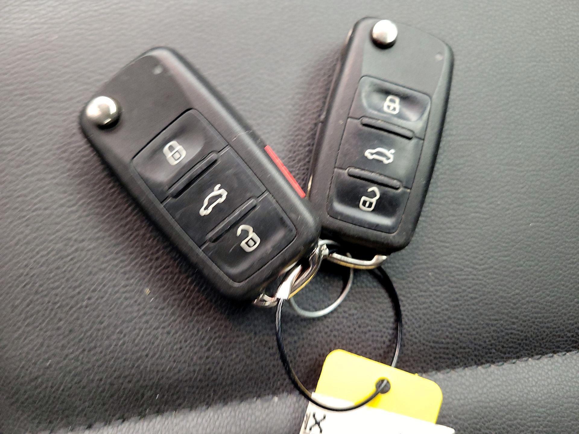 Thumbnail: 2014 Volkswagen Beetle - 18
