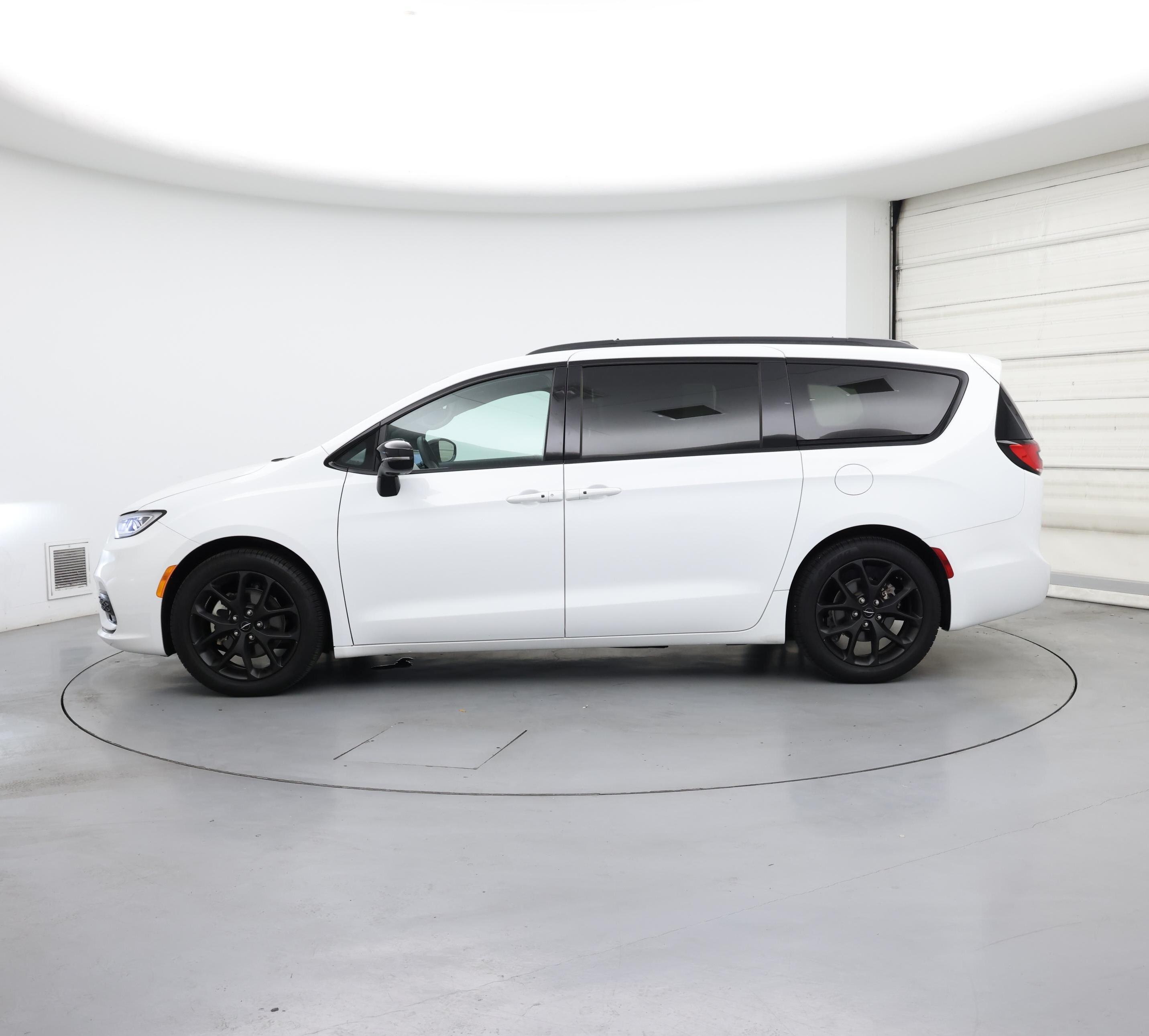 Thumbnail: 2024 Chrysler Pacifica - 3