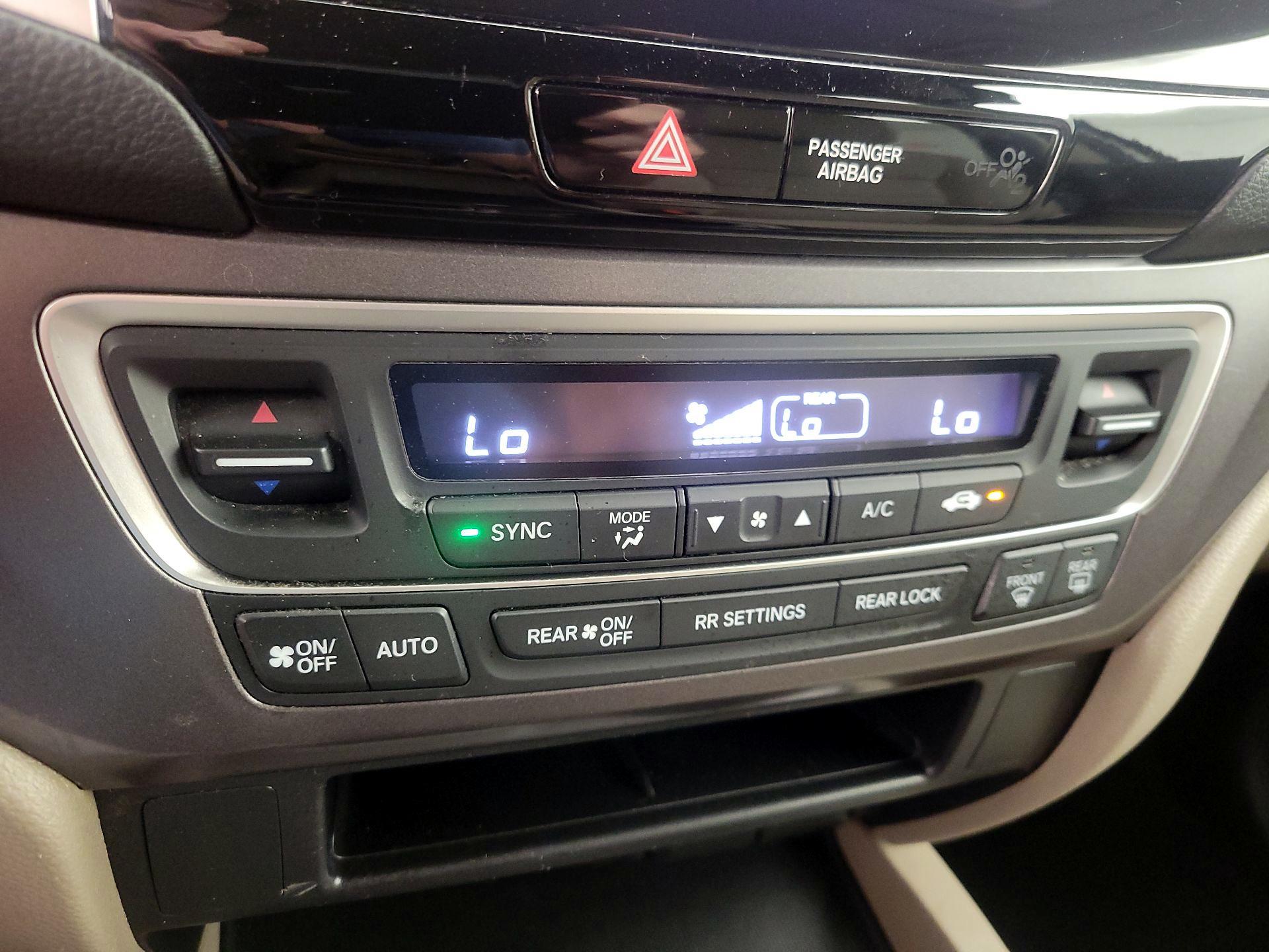 Thumbnail: 2017 Honda Pilot - 16