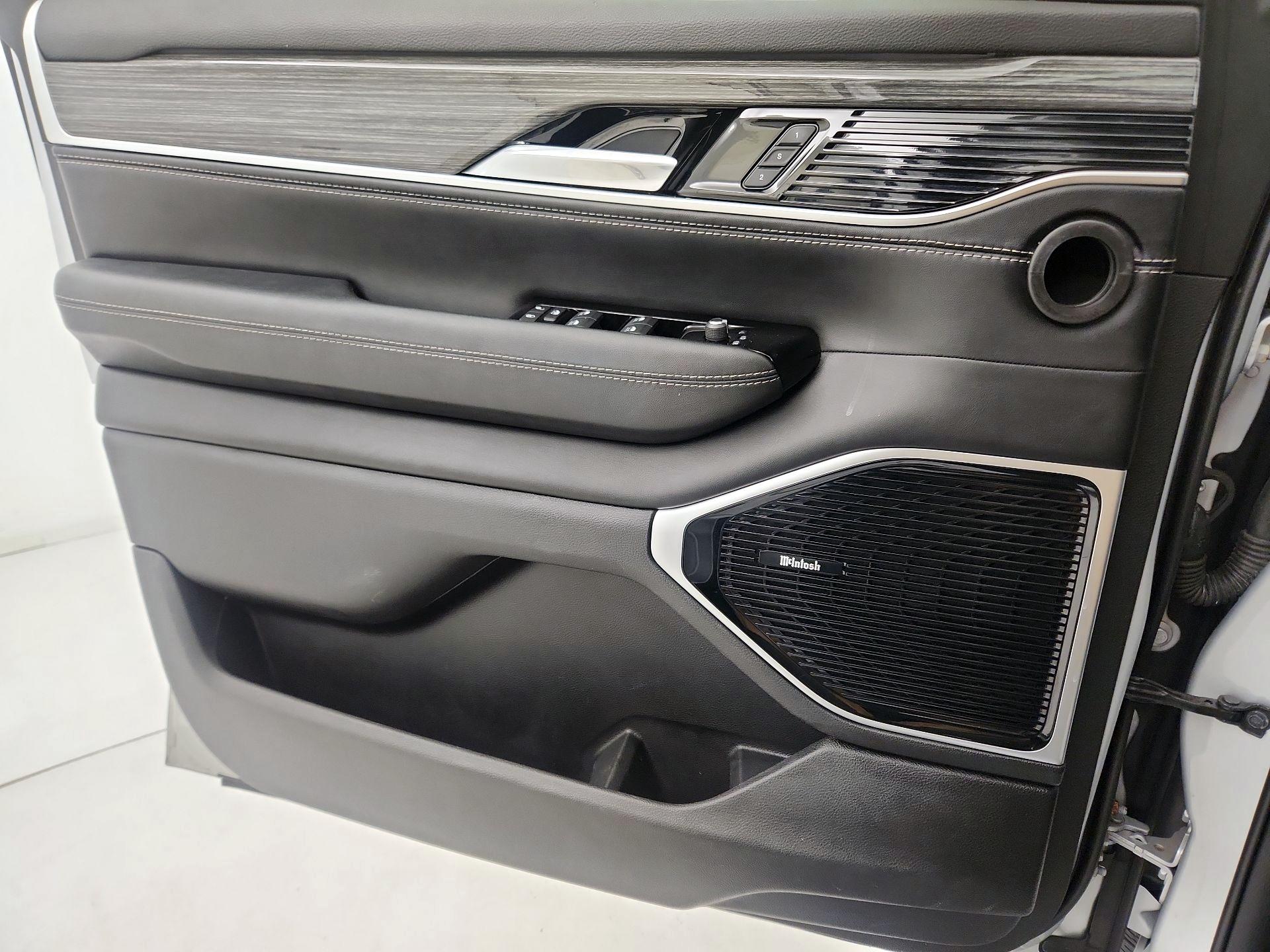 Thumbnail: 2022 Jeep Wagoneer - 12