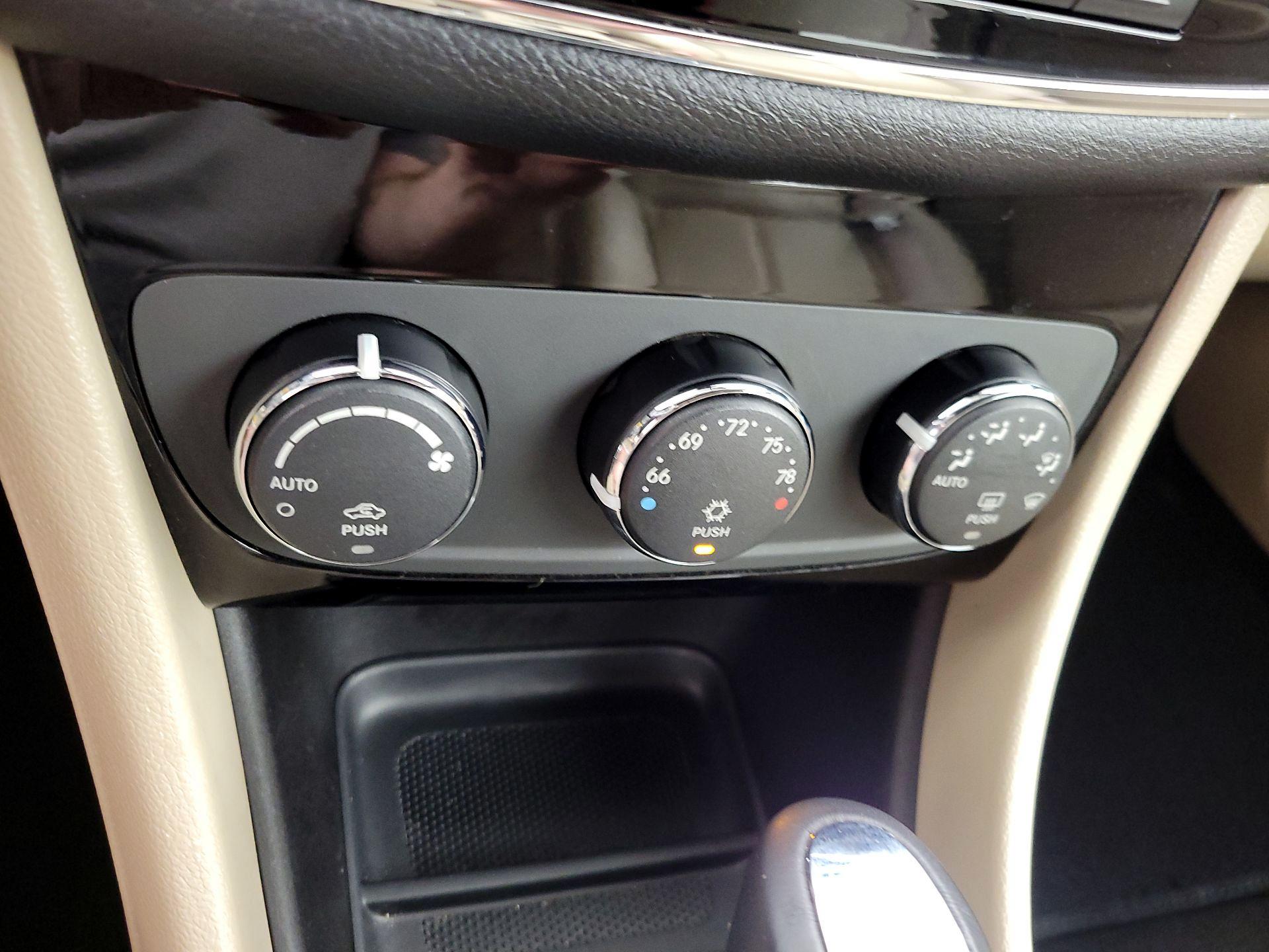 Thumbnail: 2014 Chrysler 200 - 14