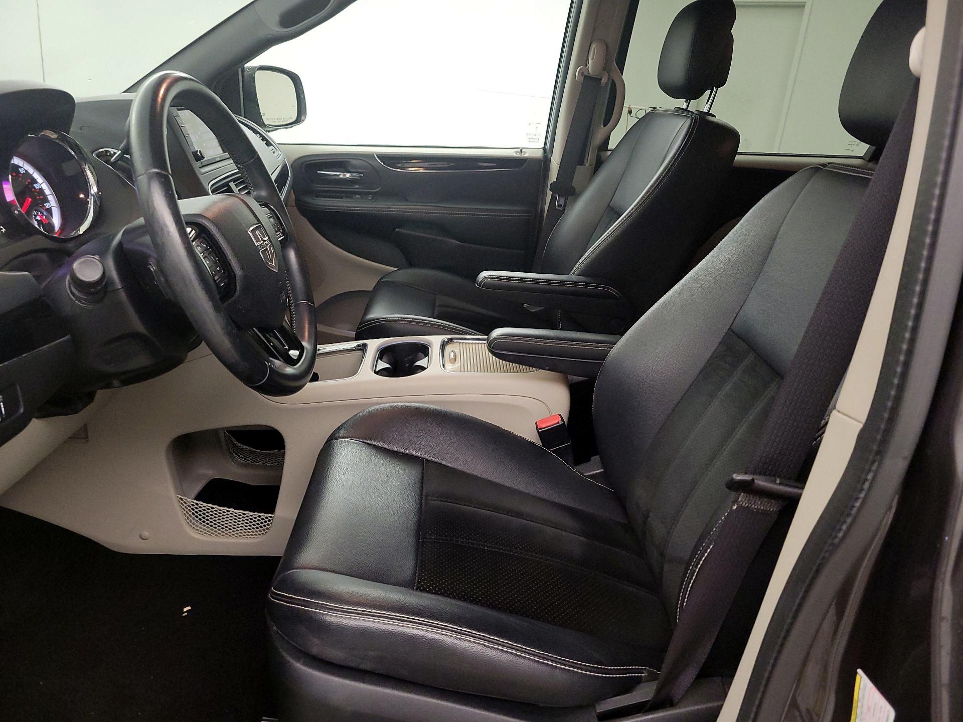 Thumbnail: 2017 Dodge Grand Caravan - 11