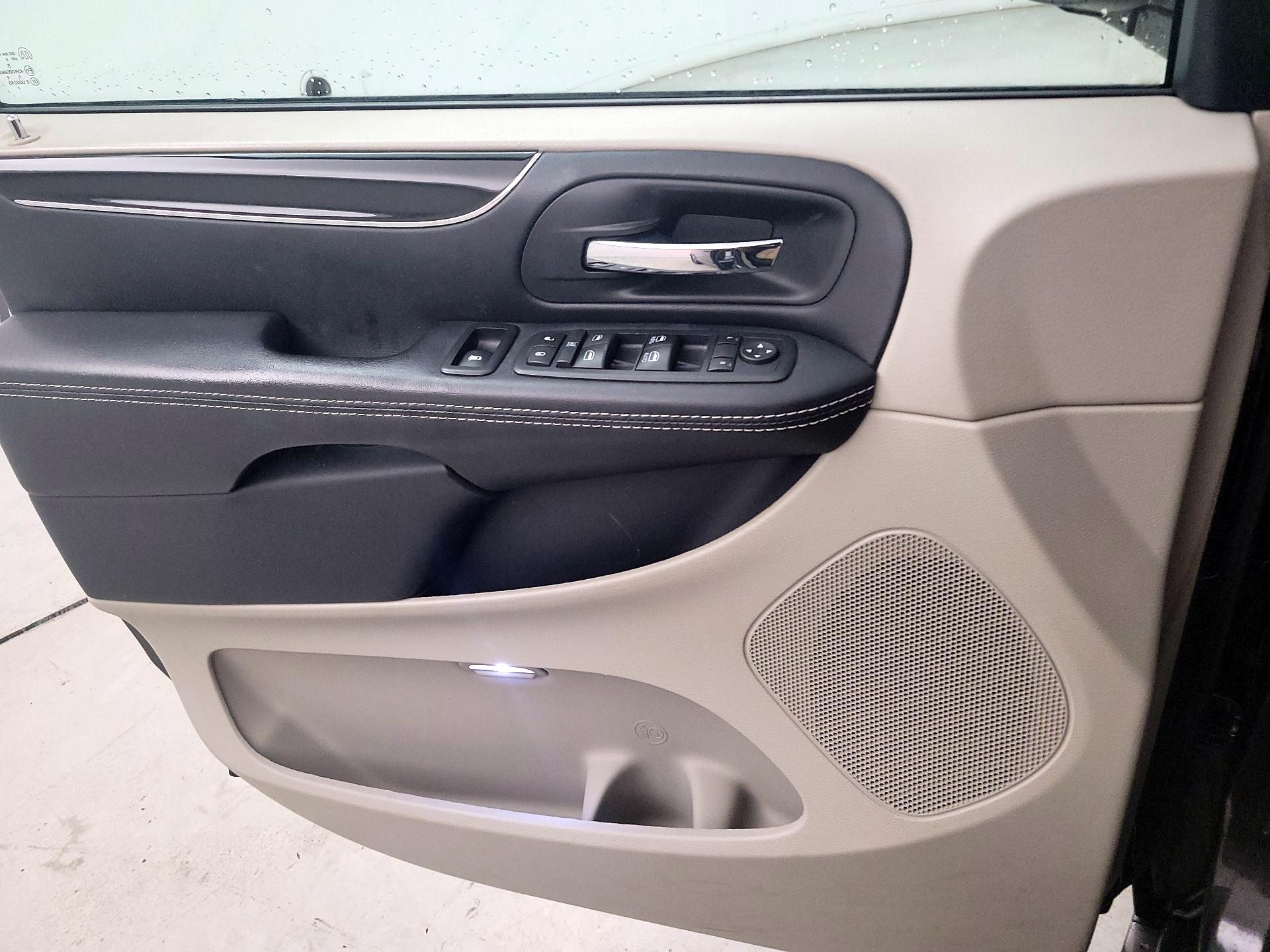 Thumbnail: 2017 Dodge Grand Caravan - 12