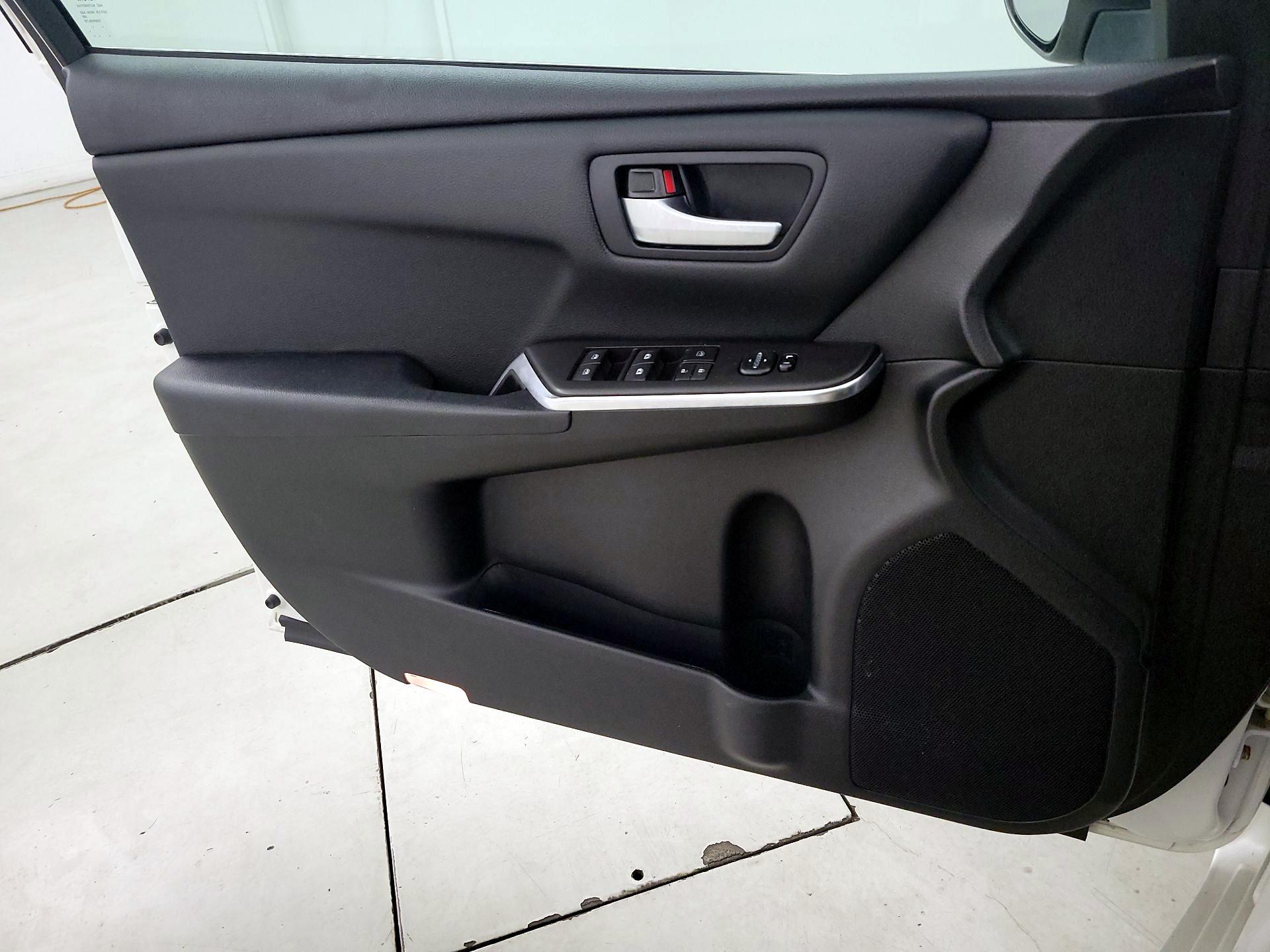 Thumbnail: 2016 Toyota Camry - 12