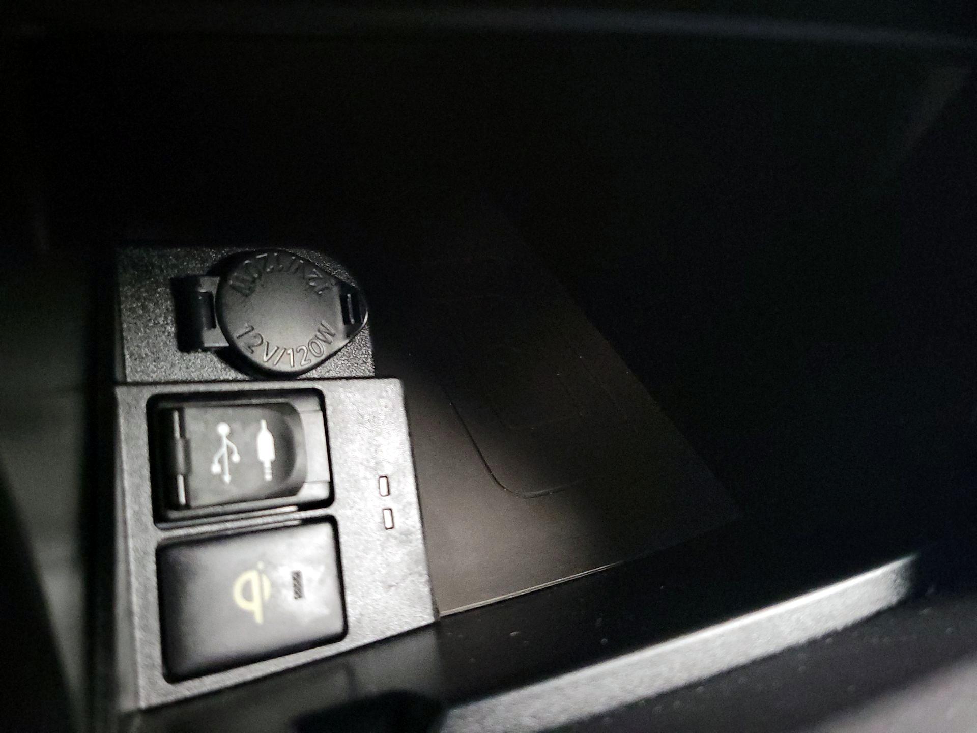 Thumbnail: 2016 Toyota Camry - 18