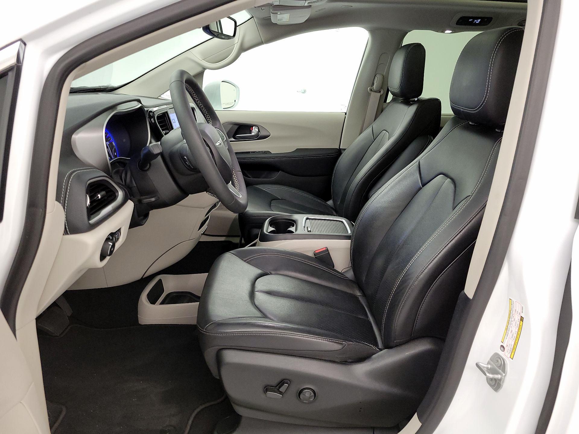 Thumbnail: 2022 Chrysler Pacifica - 9