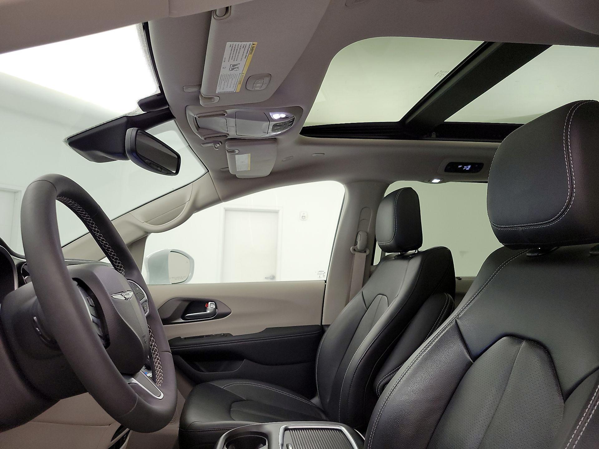 Thumbnail: 2022 Chrysler Pacifica - 17