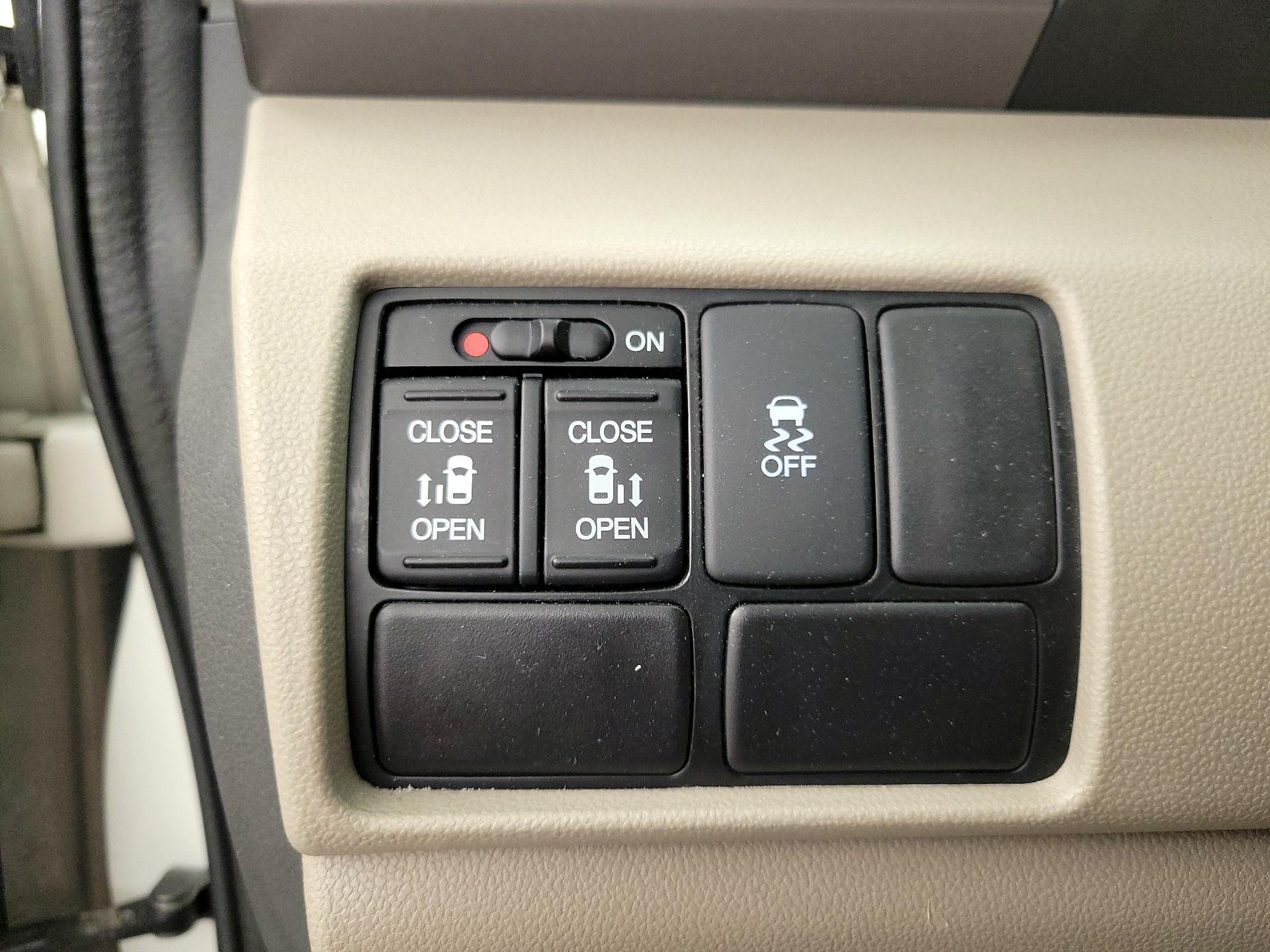 Thumbnail: 2015 Honda Odyssey - 13
