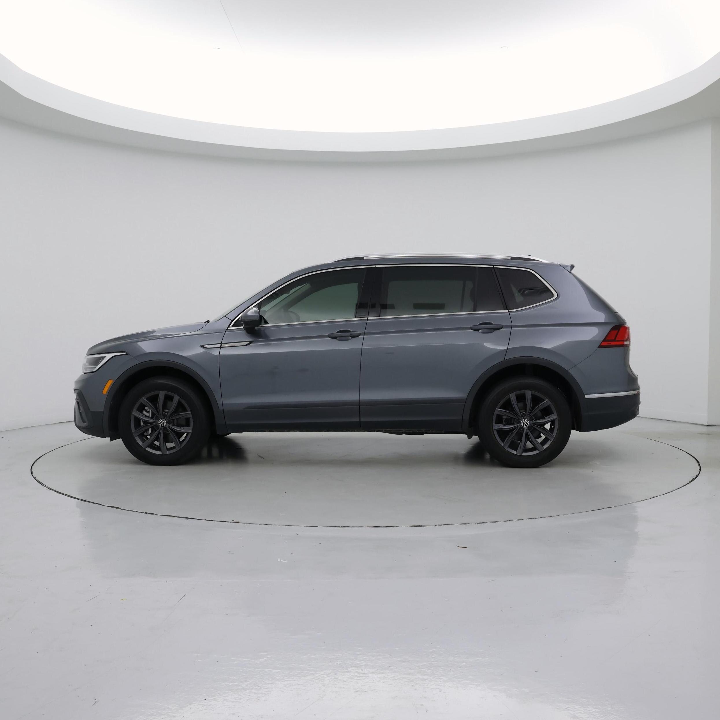 Thumbnail: 2023 Volkswagen Tiguan - 3