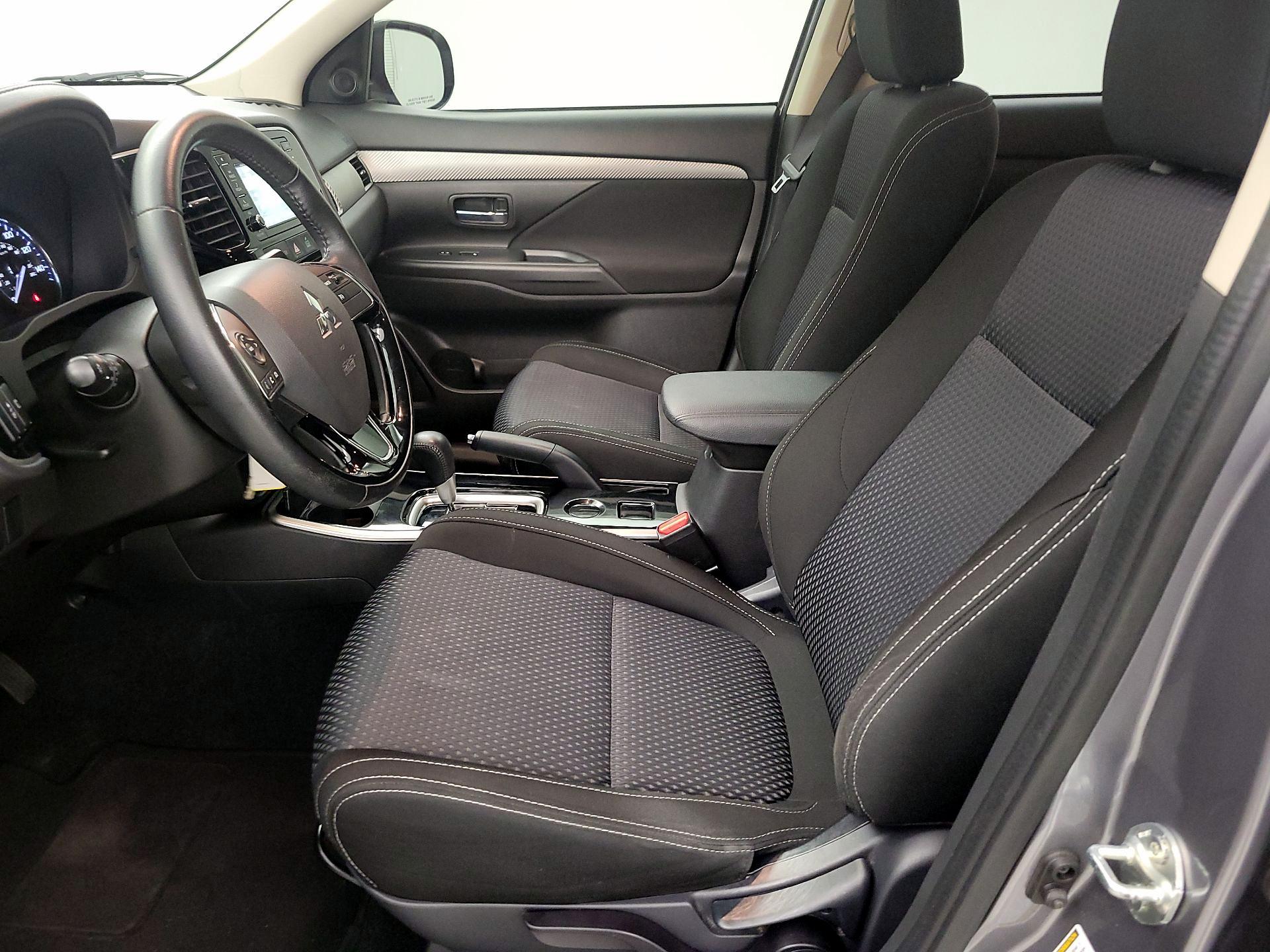 Thumbnail: 2017 Mitsubishi Outlander - 9