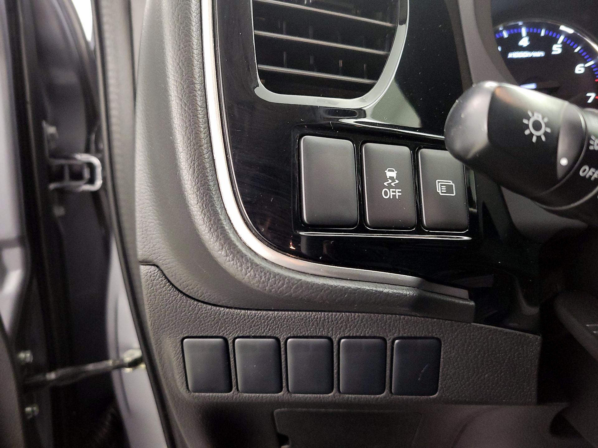 Thumbnail: 2017 Mitsubishi Outlander - 11