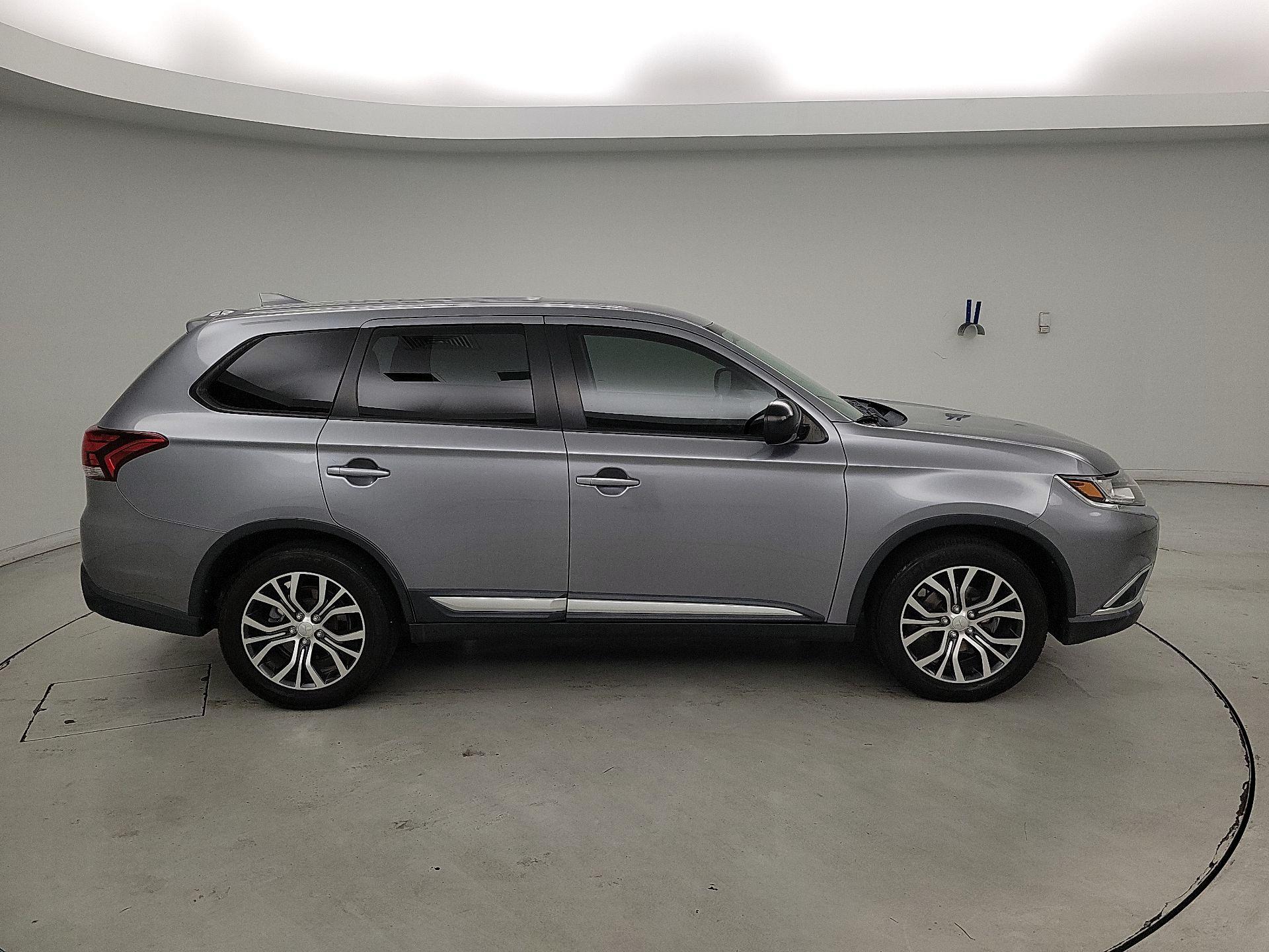 Thumbnail: 2017 Mitsubishi Outlander - 4