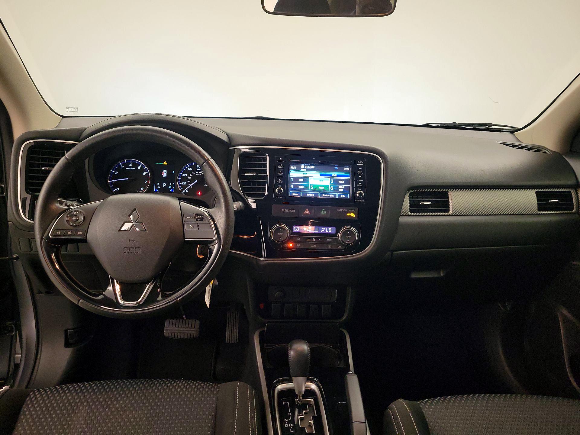Thumbnail: 2017 Mitsubishi Outlander - 8