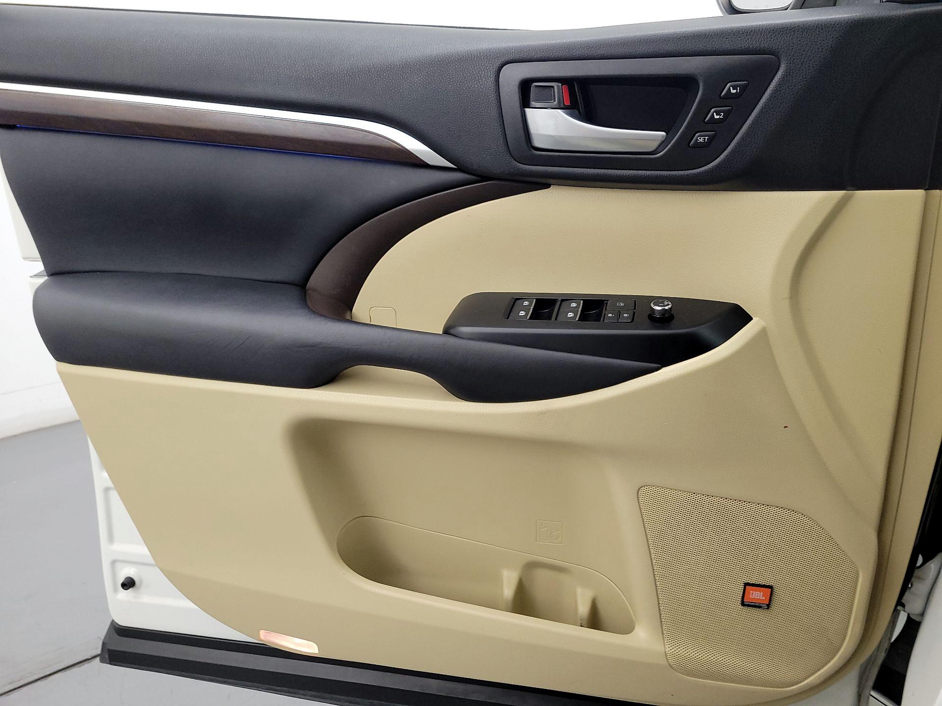 Thumbnail: 2016 Toyota Highlander - 12