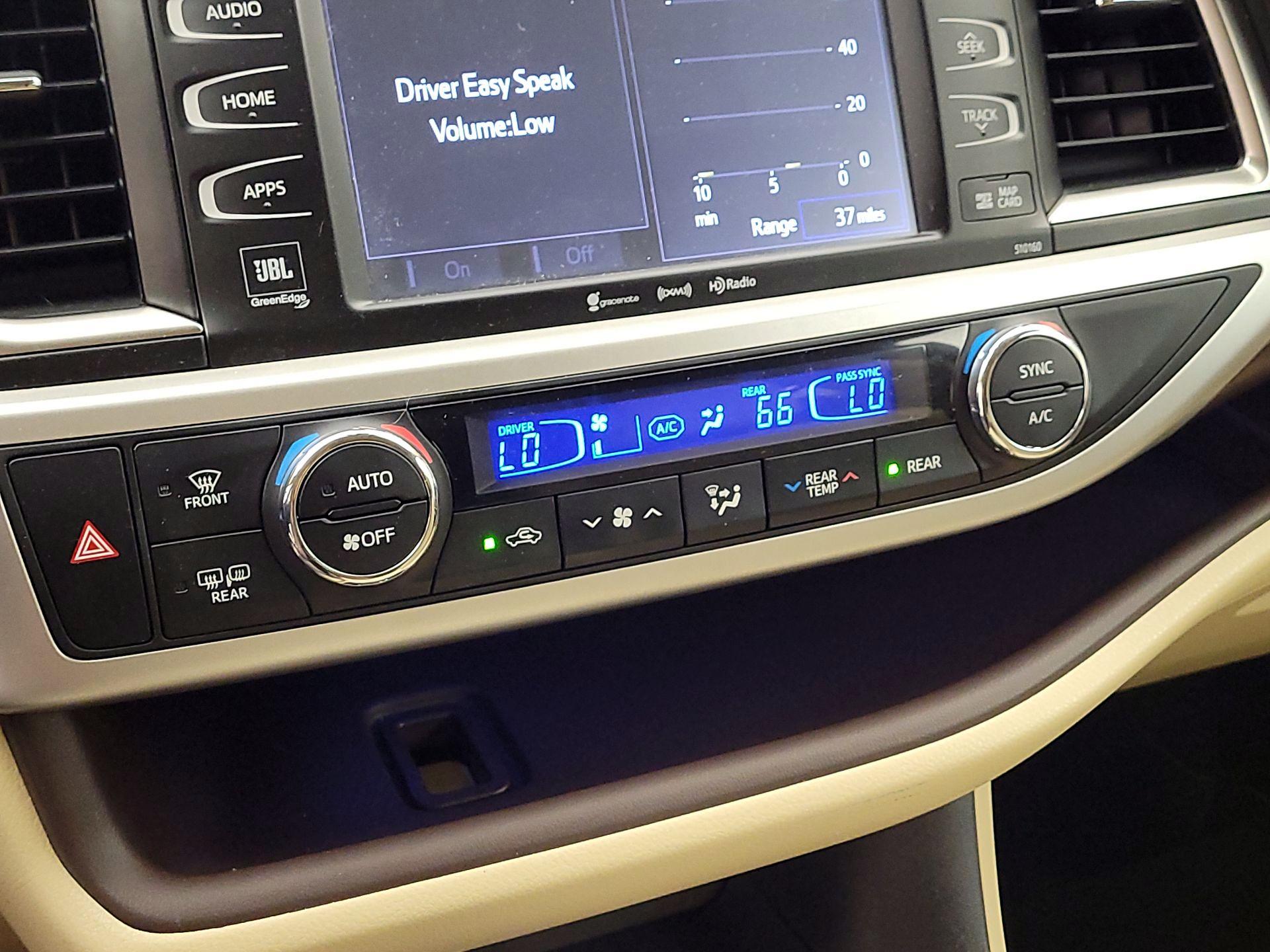 Thumbnail: 2016 Toyota Highlander - 16