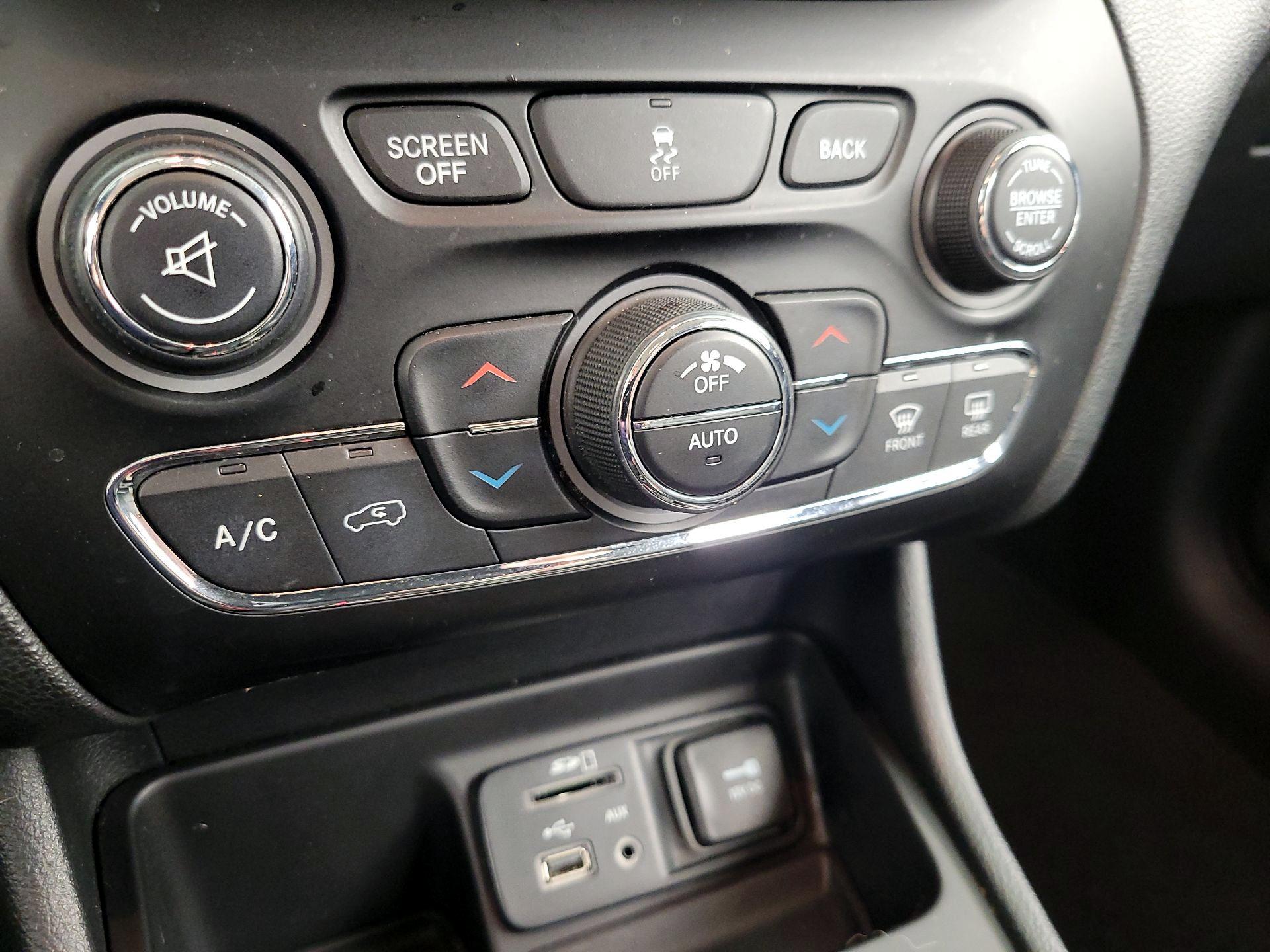 Thumbnail: 2014 Jeep Cherokee - 15