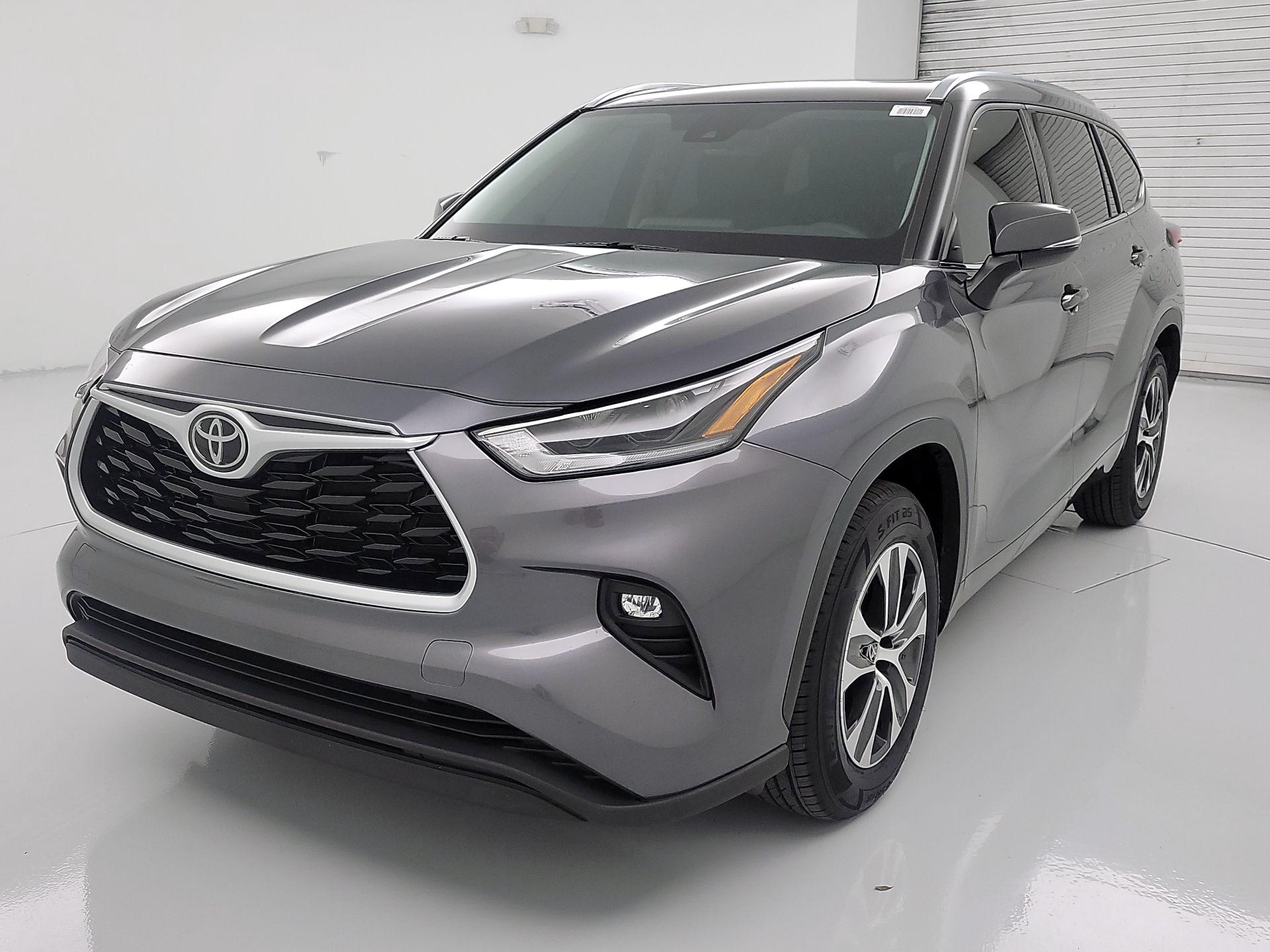 Thumbnail: 2021 Toyota Highlander - 3