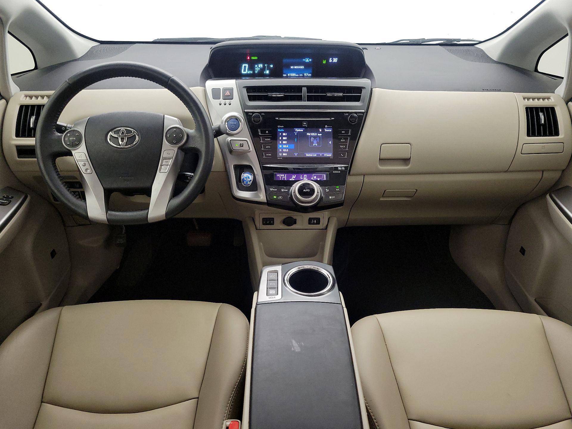 Thumbnail: 2017 Toyota Prius v - 9