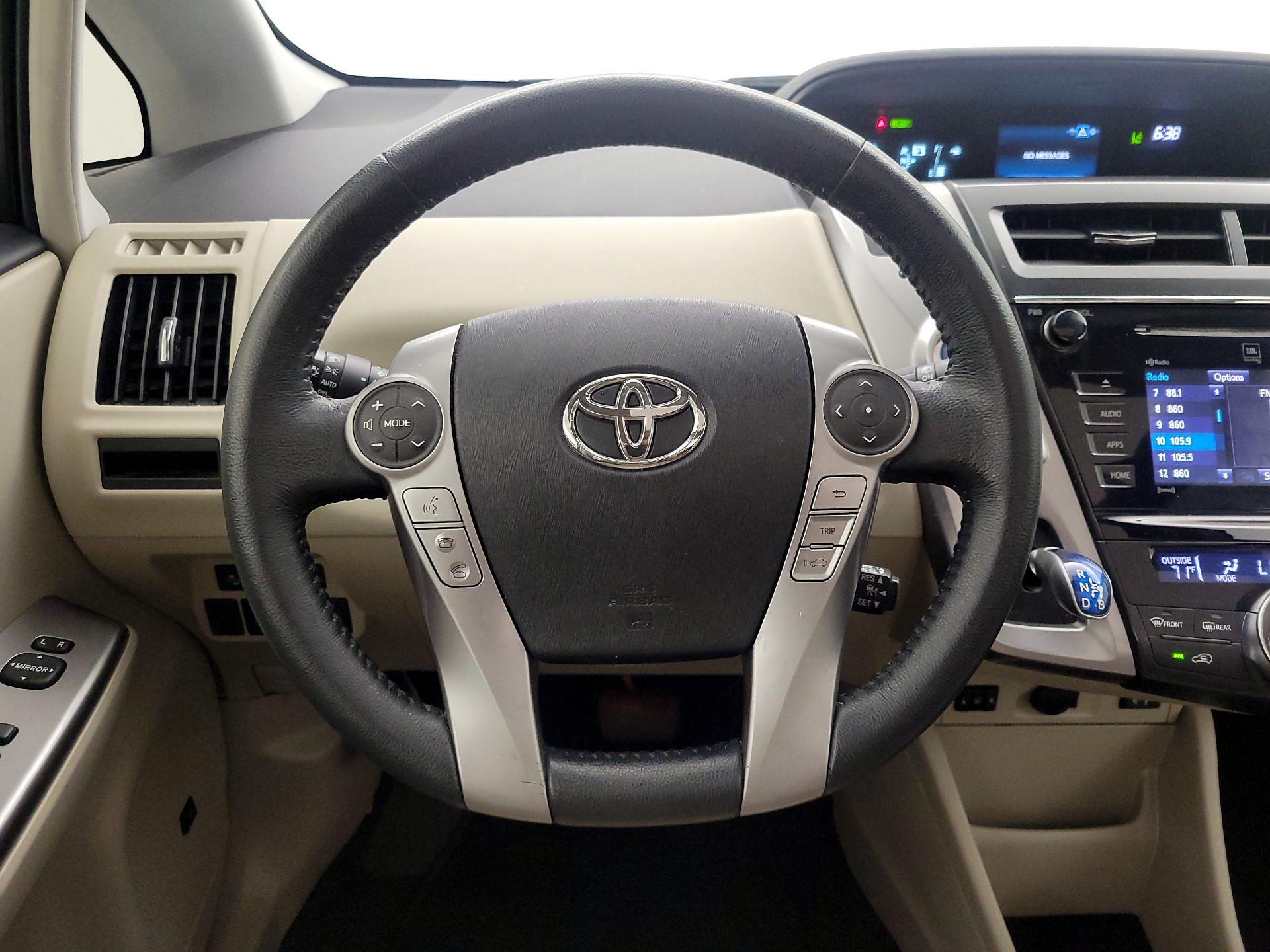 Thumbnail: 2017 Toyota Prius v - 10