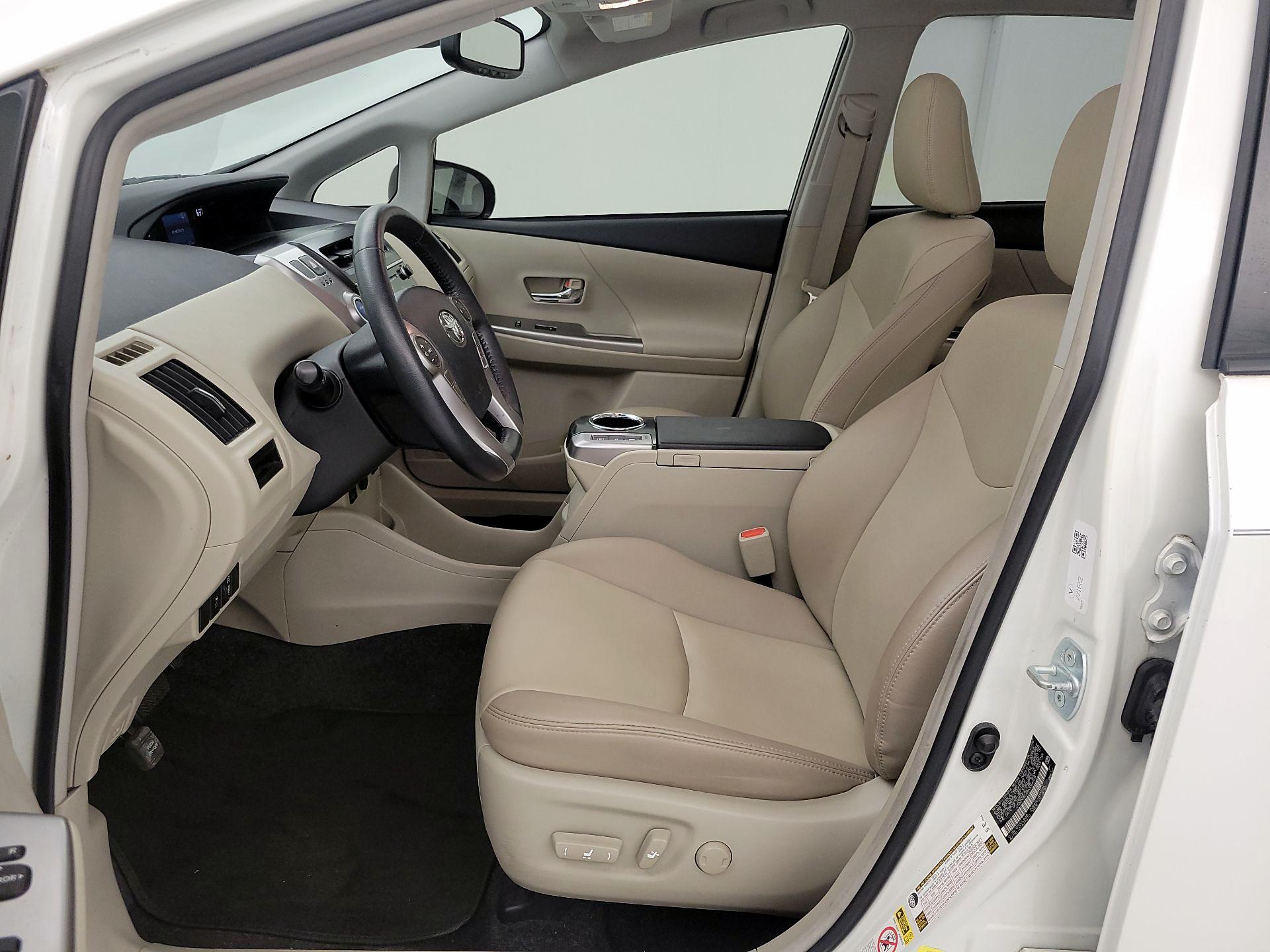 Thumbnail: 2017 Toyota Prius v - 11