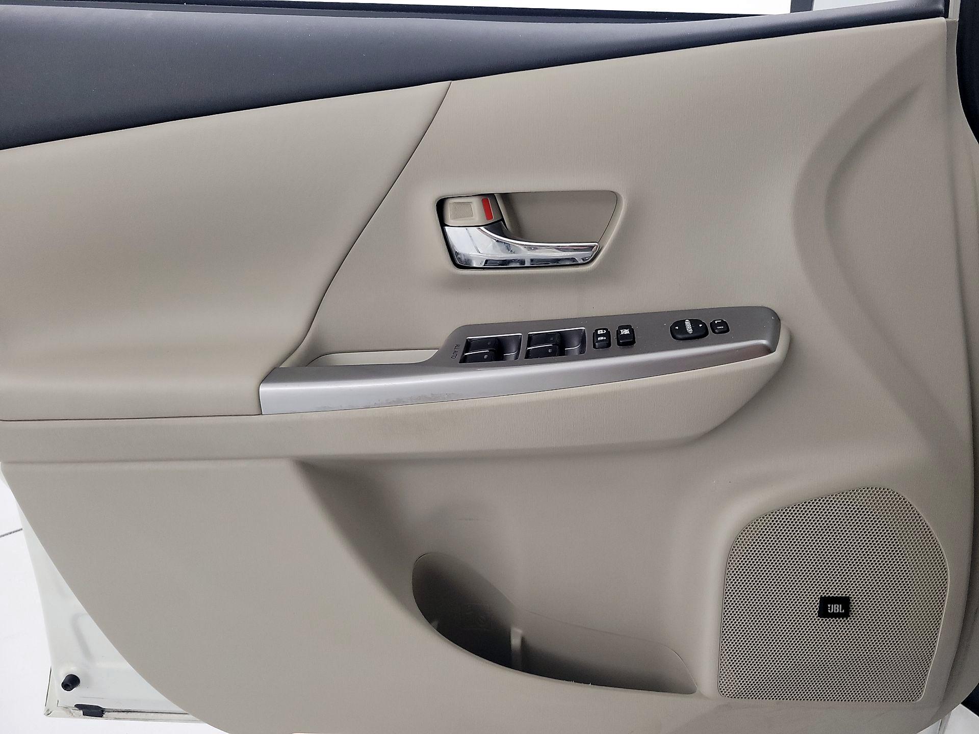 Thumbnail: 2017 Toyota Prius v - 12