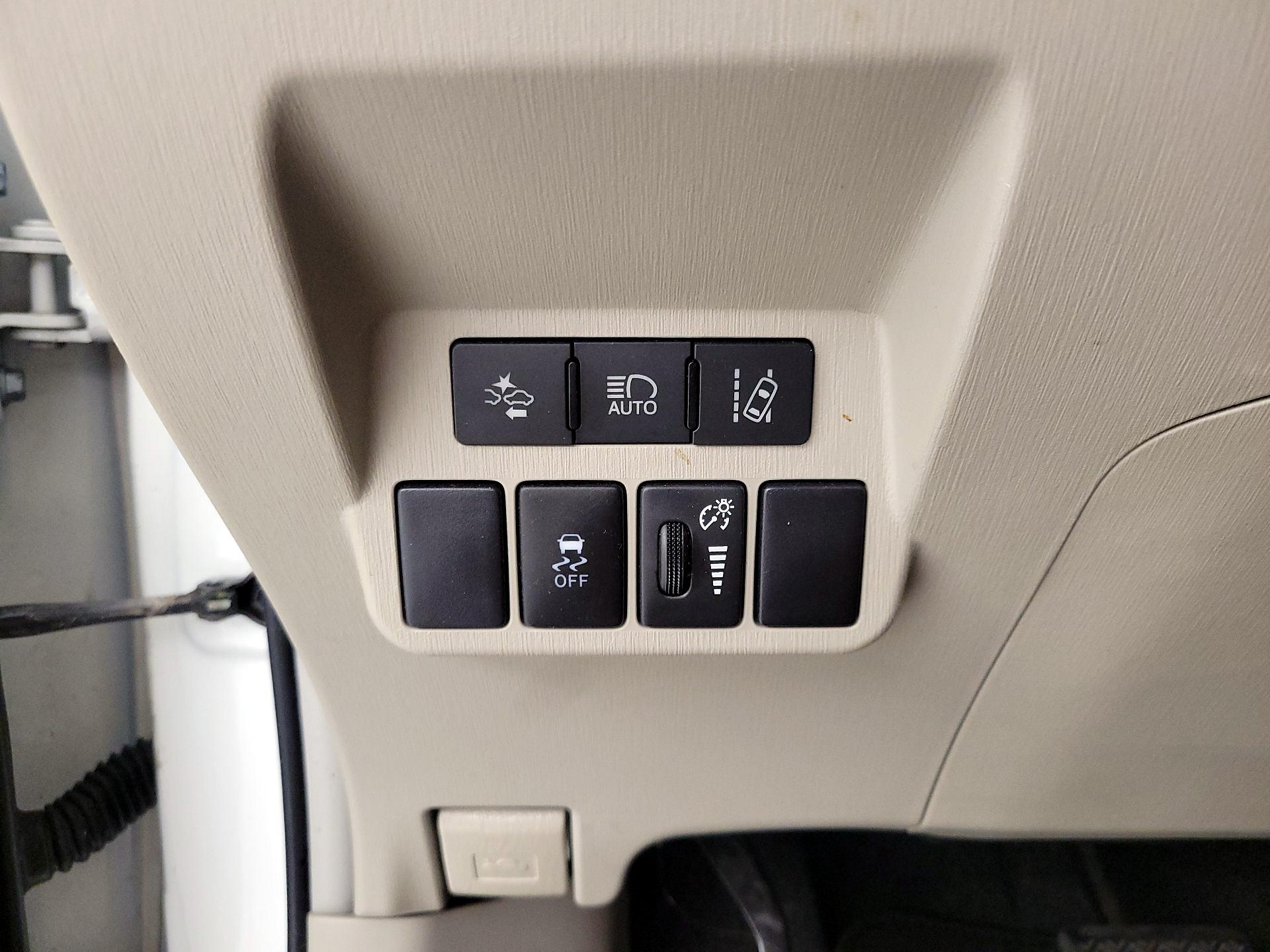 Thumbnail: 2017 Toyota Prius v - 13