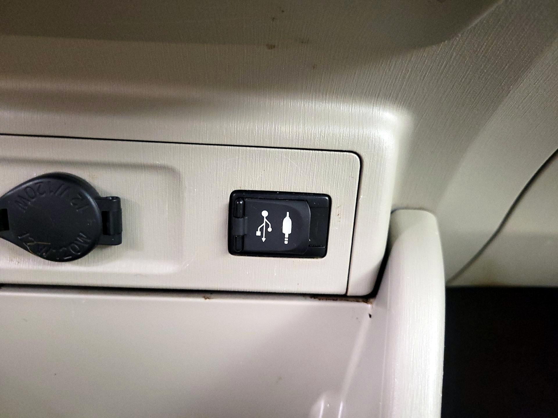 Thumbnail: 2017 Toyota Prius v - 18