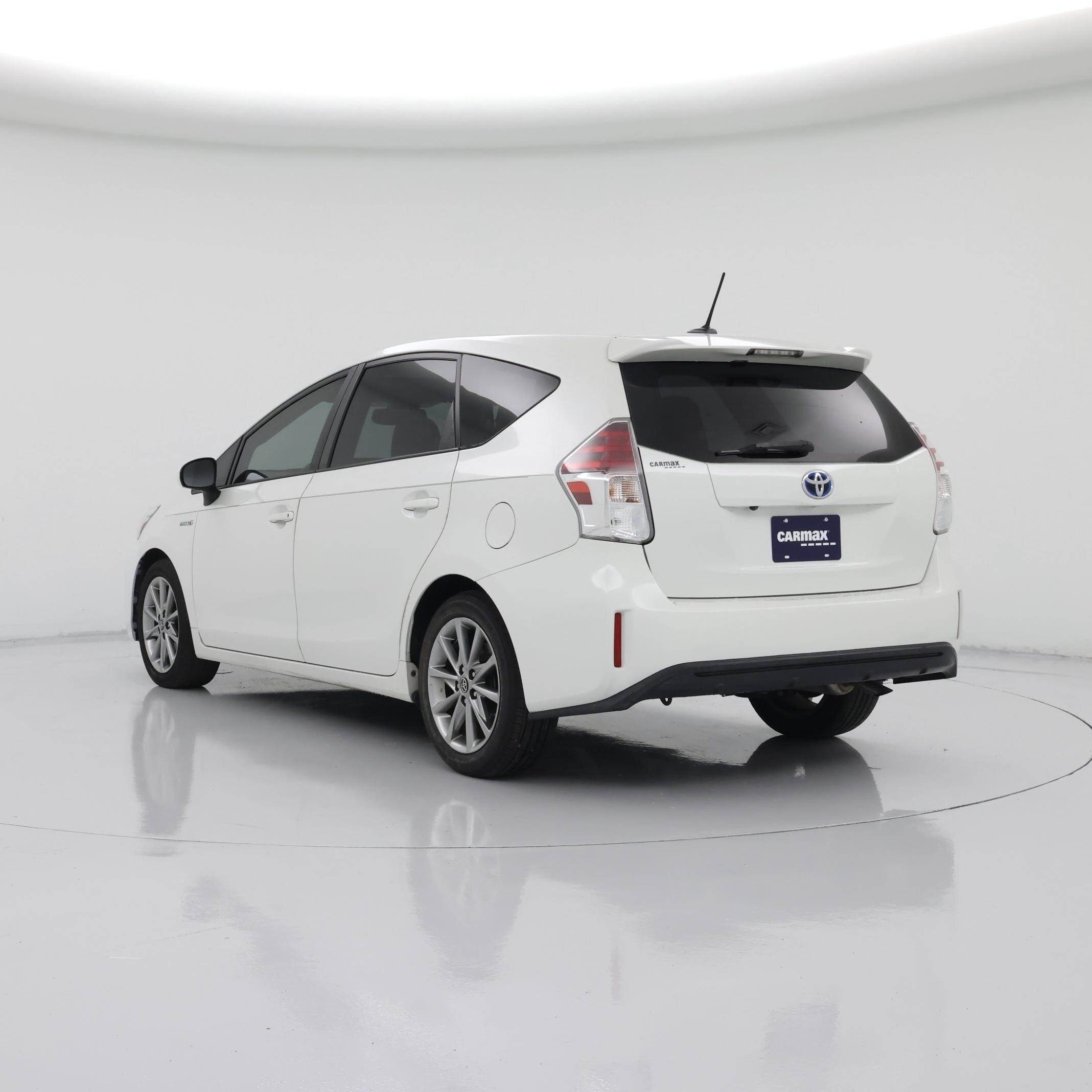 Thumbnail: 2017 Toyota Prius v - 2